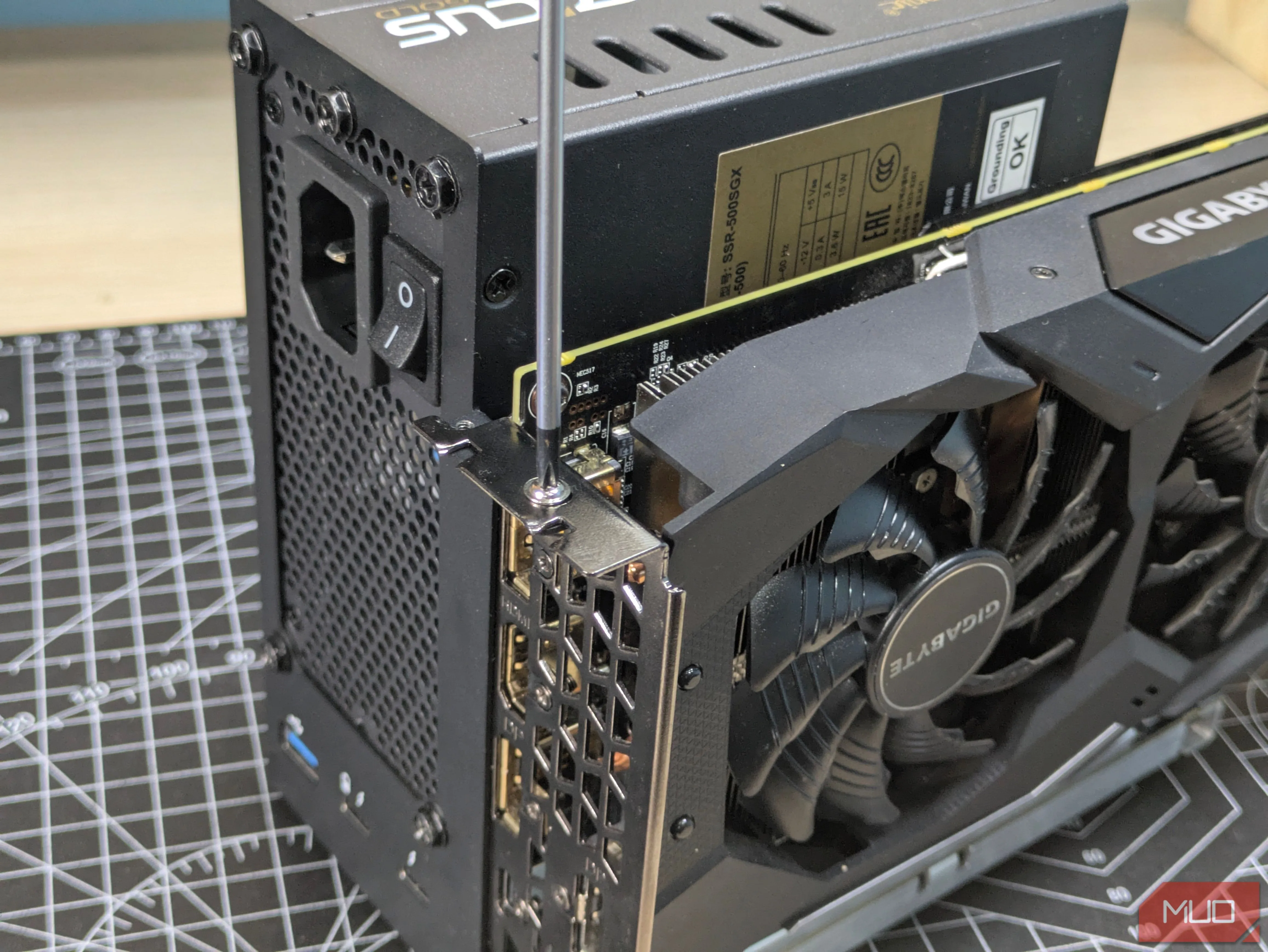 Cố định card đồ họa và bộ nguồn PSU lên giá đỡ của dock eGPU để đảm bảo an toàn và luồng khí tối ưu.