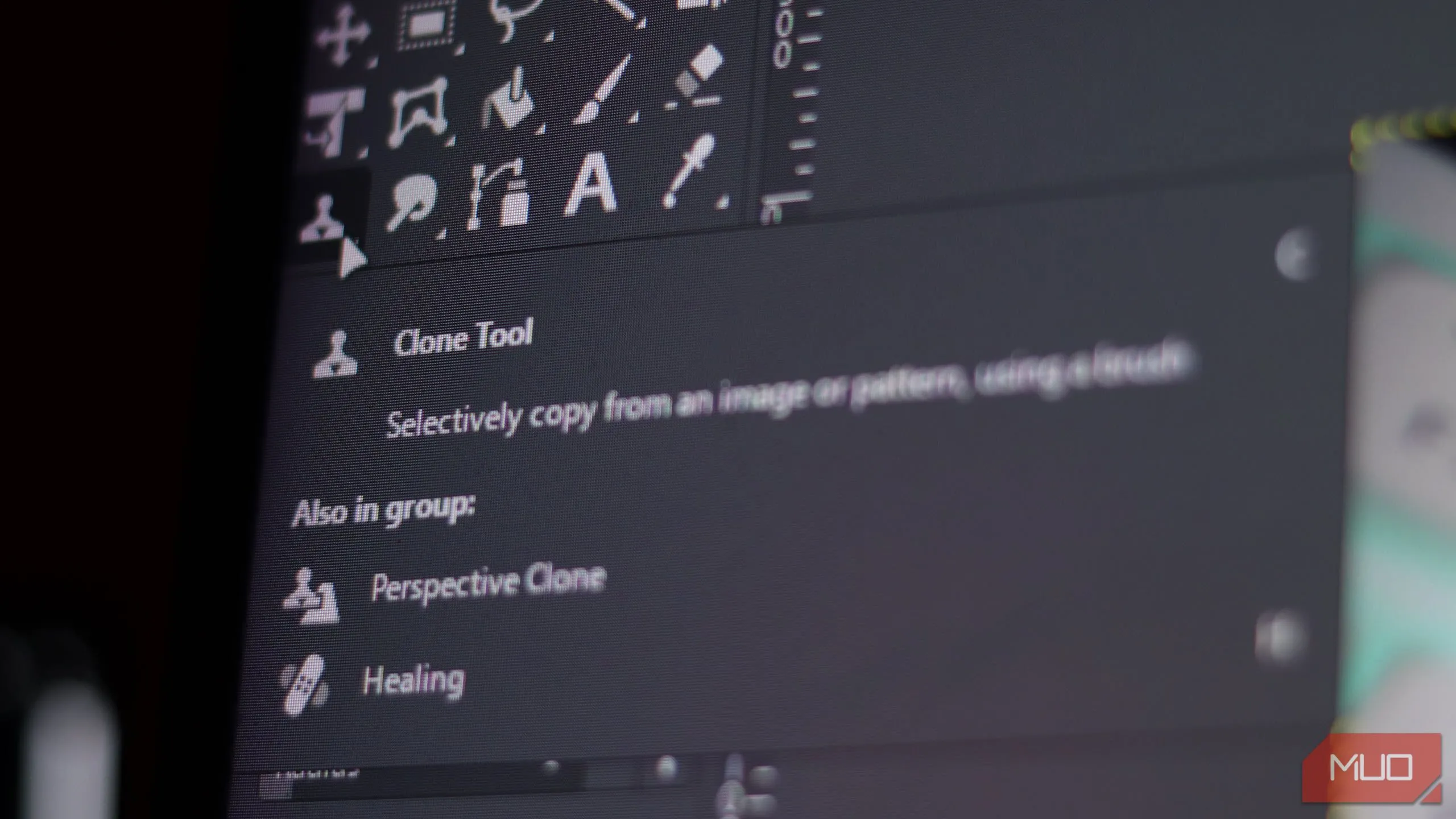Công cụ nhân bản (Cloning tool) trong GIMP hỗ trợ điều chỉnh phối cảnh, giúp sao chép chính xác hơn