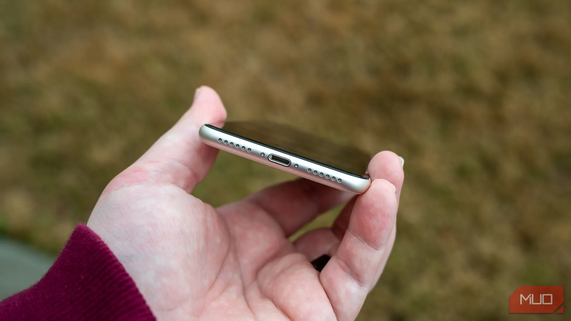 Cổng Lightning truyền thống trên iPhone SE 2022, thể hiện nhu cầu chuyển đổi sang USB-C
