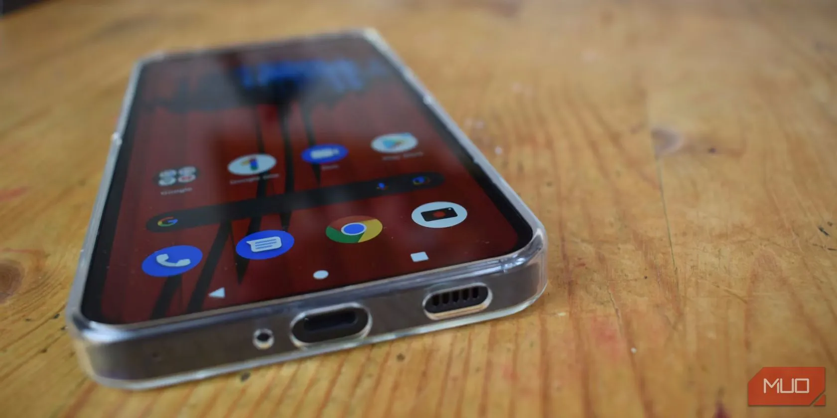 Cổng sạc của điện thoại Nothing Phone 1 đang được bảo vệ bởi nút chắn bụi silicon, giúp ngăn chặn bụi bẩn và ẩm ướt