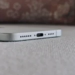 Cổng sạc USB-C trên iPhone 16 Plus, minh họa cho sự chuyển đổi công nghệ.