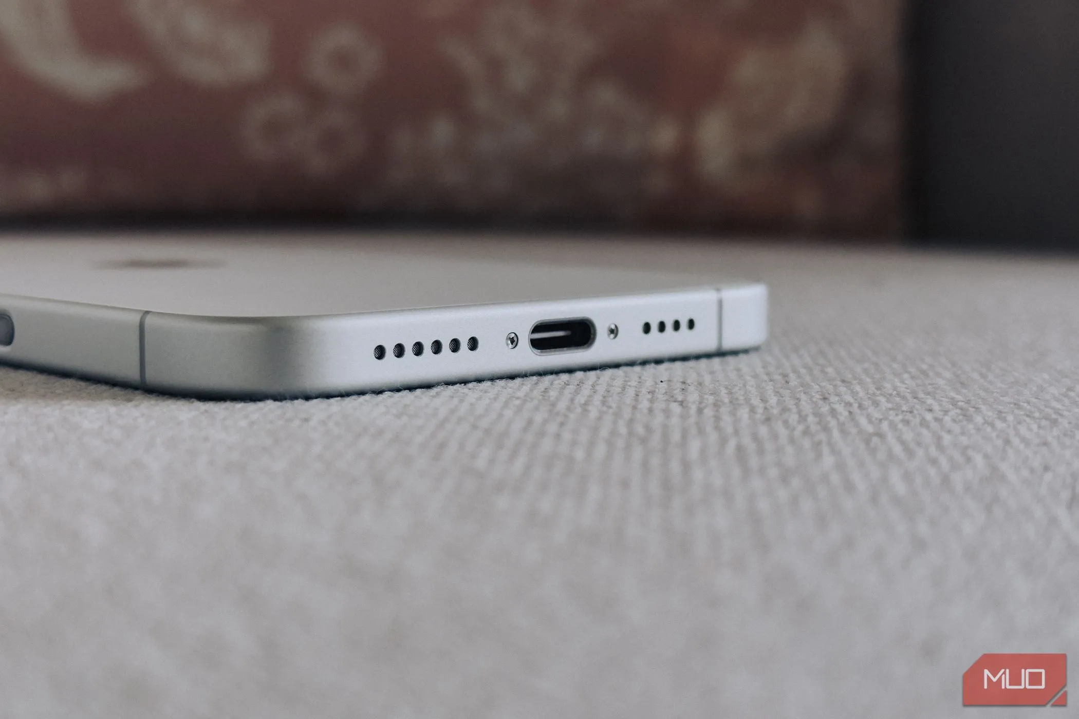 Cổng sạc USB-C trên iPhone 16 Plus, minh họa cho sự chuyển đổi công nghệ.