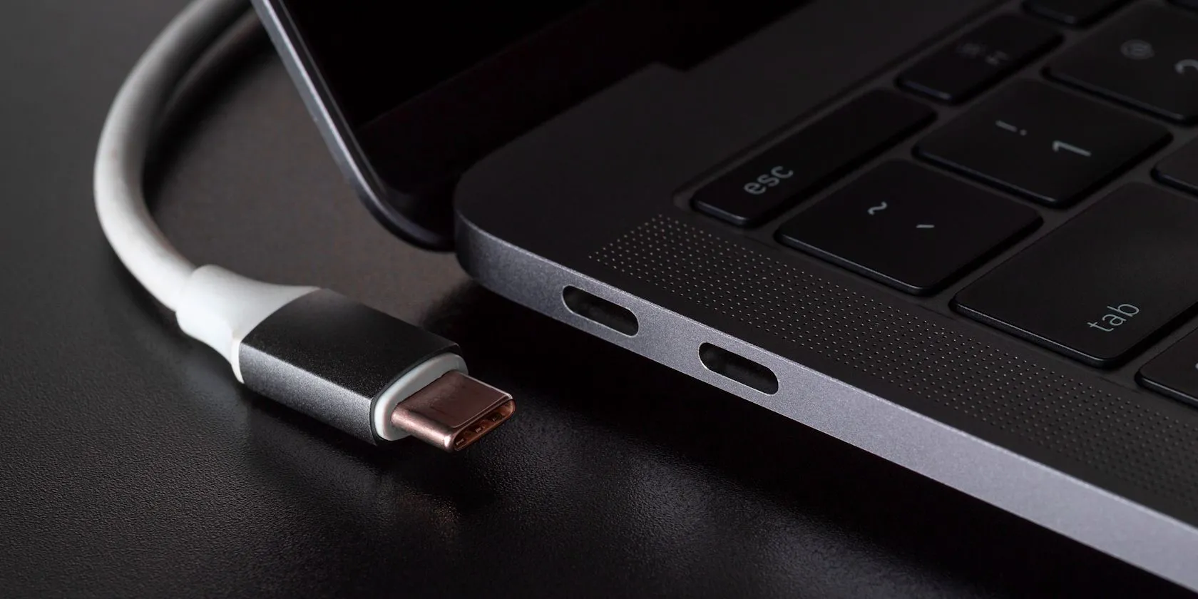 Cổng sạc USB-C trên laptop, cho phép sạc nhanh khi thiết bị ở chế độ ngủ để tiết kiệm thời gian