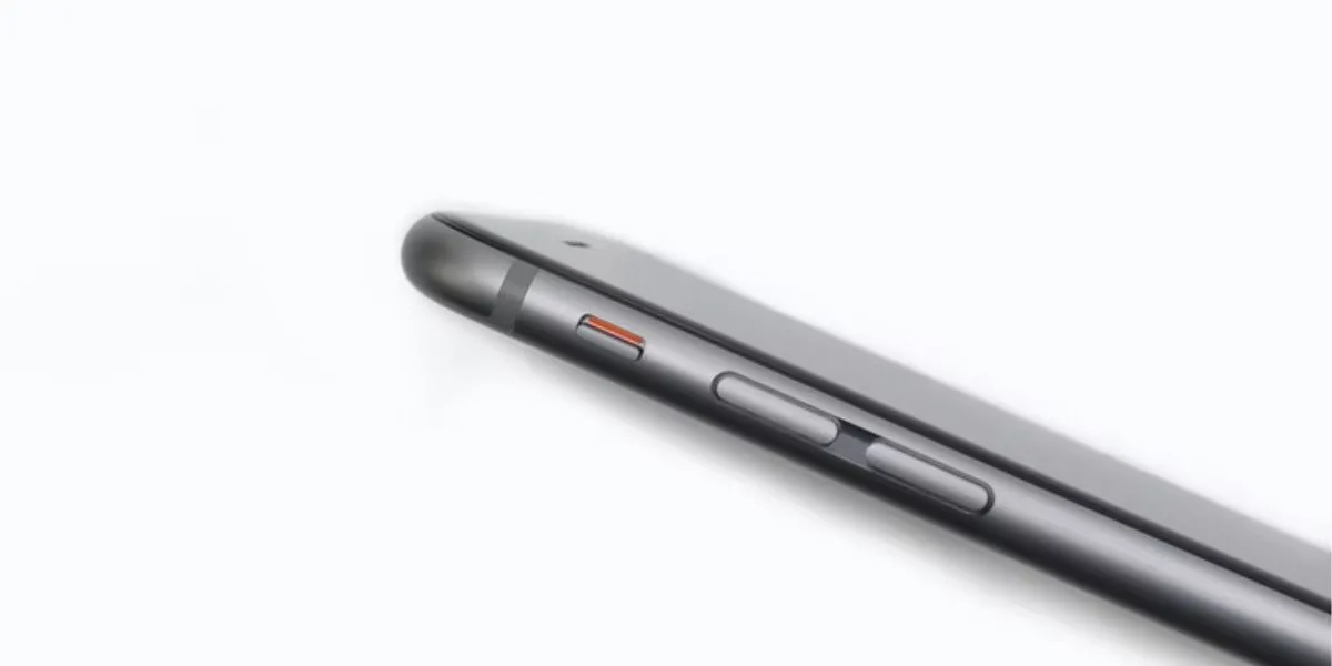 Công tắc im lặng và nút âm lượng của iPhone