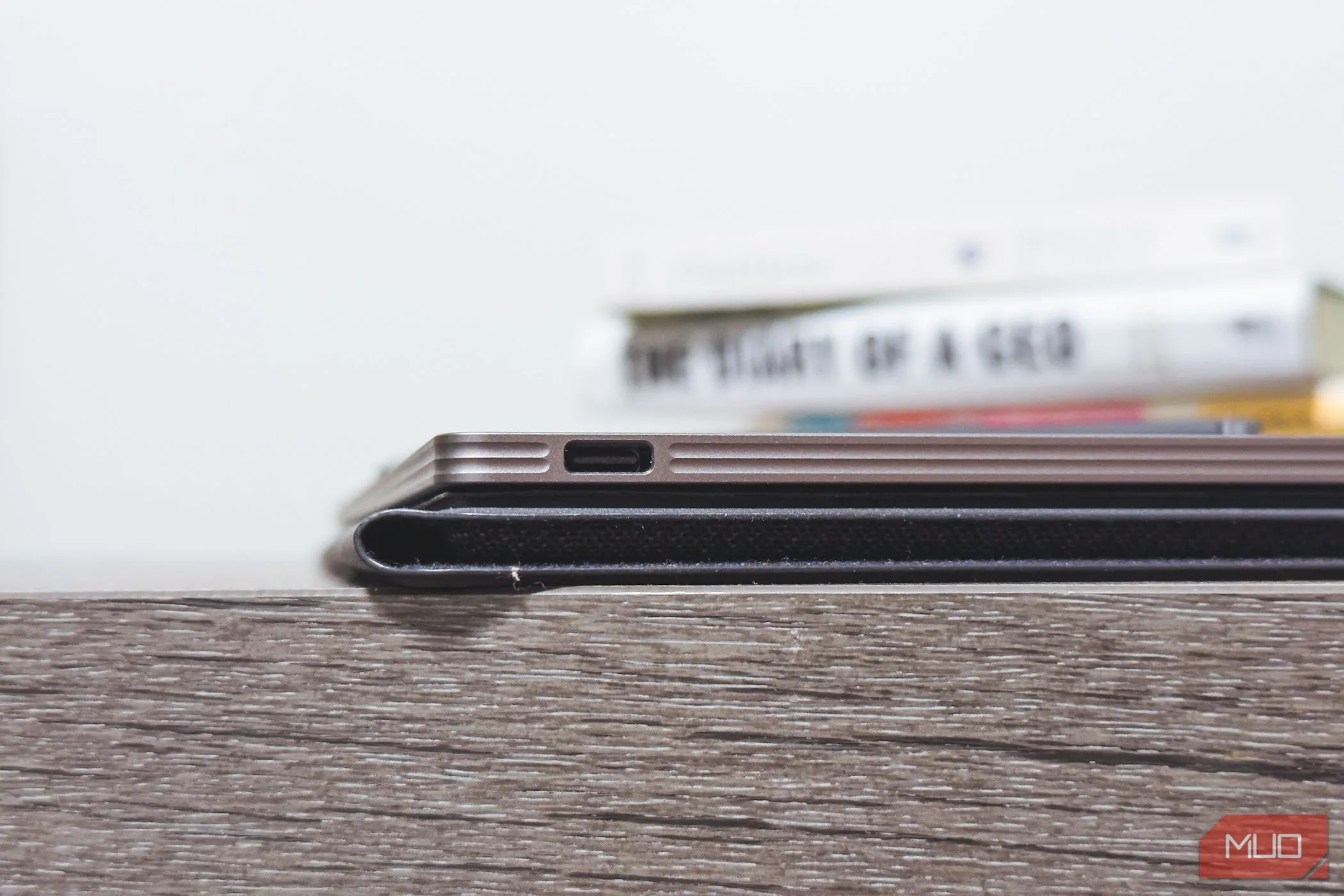 Cổng USB-C của reMarkable Paper Pro nhìn cận cảnh, hỗ trợ sạc nhanh và kết nối