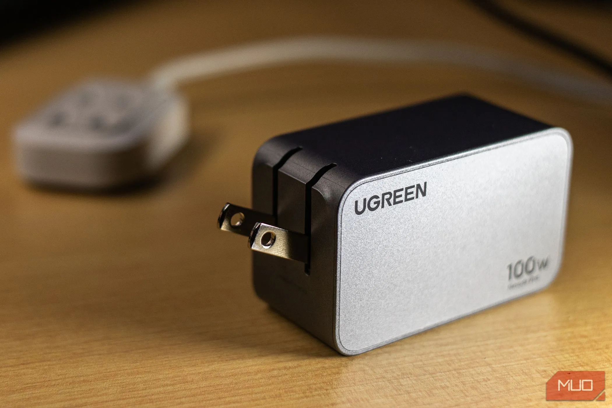 Củ sạc tường Ugreen Nexode Pro 100W USB-C với phích cắm gập, minh họa việc sử dụng phụ kiện sạc chất lượng cao.