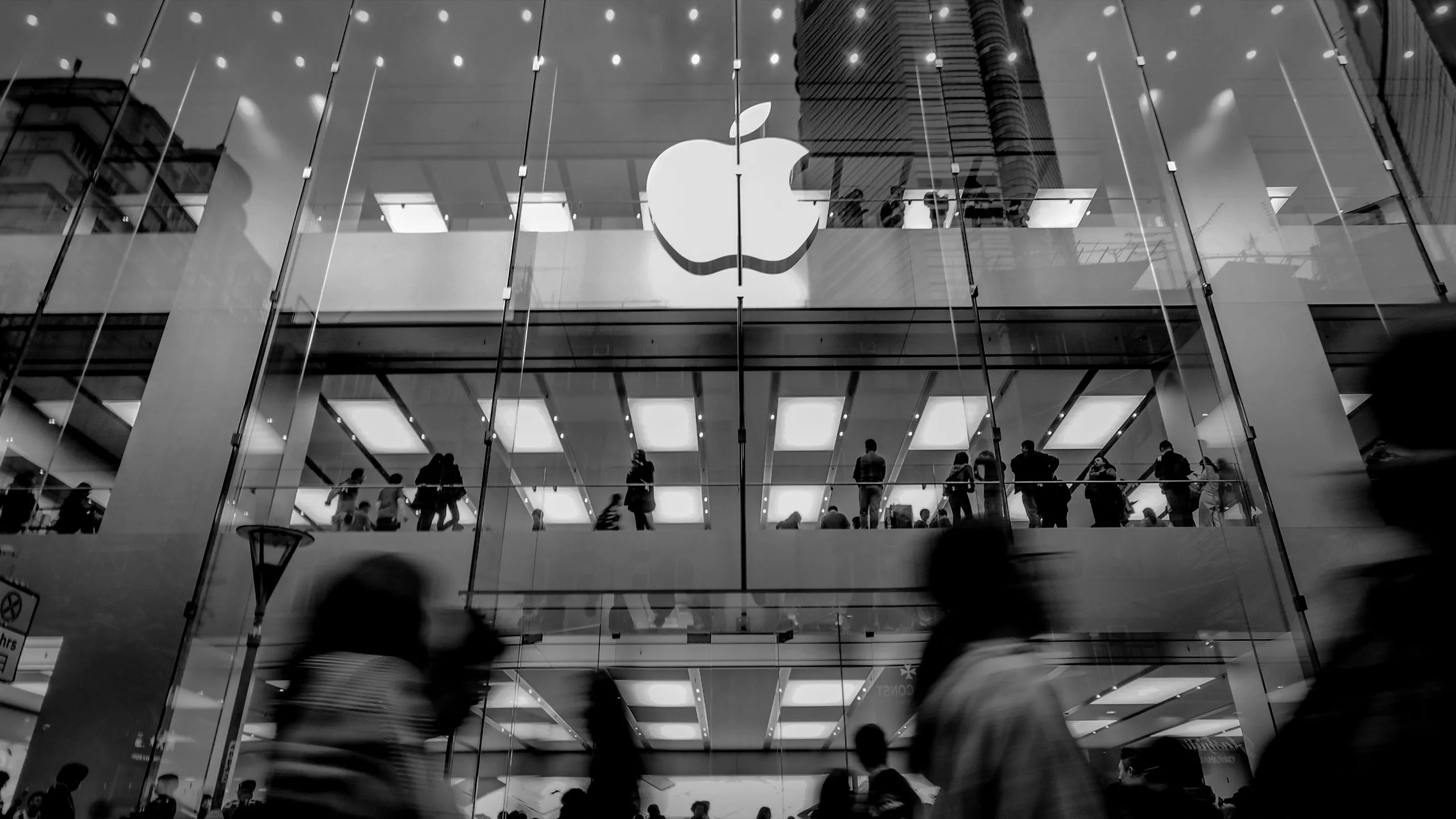 Cửa hàng Apple, biểu tượng của thương hiệu công nghệ bị cáo buộc vi phạm quyền riêng tư Siri, nơi người dùng có thể tìm hiểu về vụ kiện và khả năng nhận bồi thường.