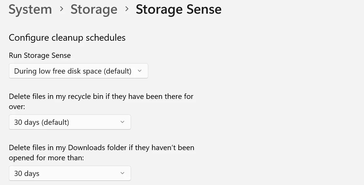 Cửa sổ cài đặt Storage Sense trong ứng dụng Cài đặt của Windows, hiển thị các tùy chọn cấu hình lịch dọn dẹp dung lượng tự động.