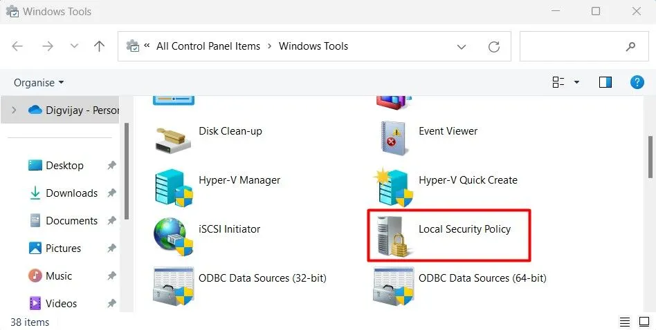 Cửa sổ Control Panel với tùy chọn Windows Tools dẫn đến Local Security Policy