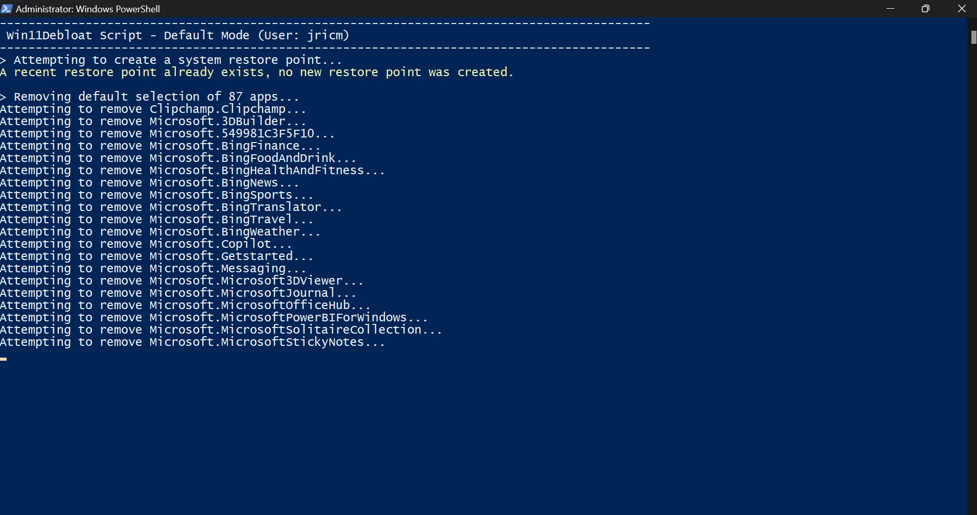 Cửa sổ PowerShell đang chạy script để tự động gỡ bỏ các ứng dụng bloatware trên Windows