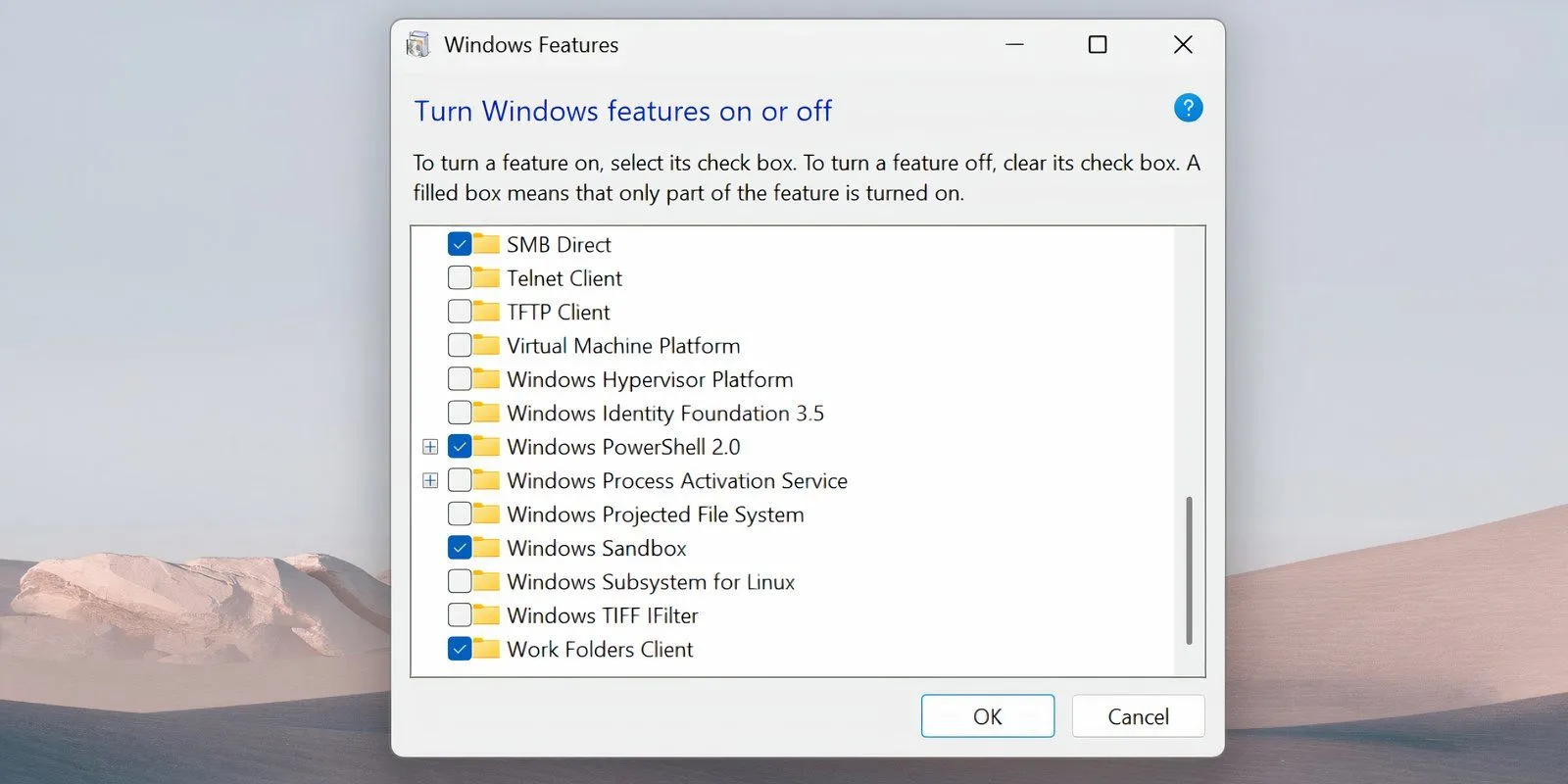Cửa sổ &quot;Turn Windows features on or off&quot; (Bật hoặc tắt tính năng Windows), hiển thị tùy chọn &quot;Windows Subsystem for Linux&quot; và &quot;Virtual Machine Platform&quot; đã được bỏ chọn để vô hiệu hóa.