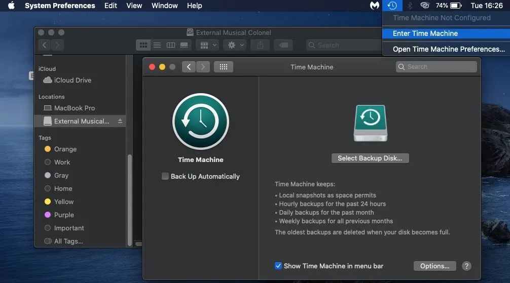 Cửa sổ ứng dụng Time Machine và menu thả xuống trên máy tính Mac, minh họa cách sao lưu trên macOS