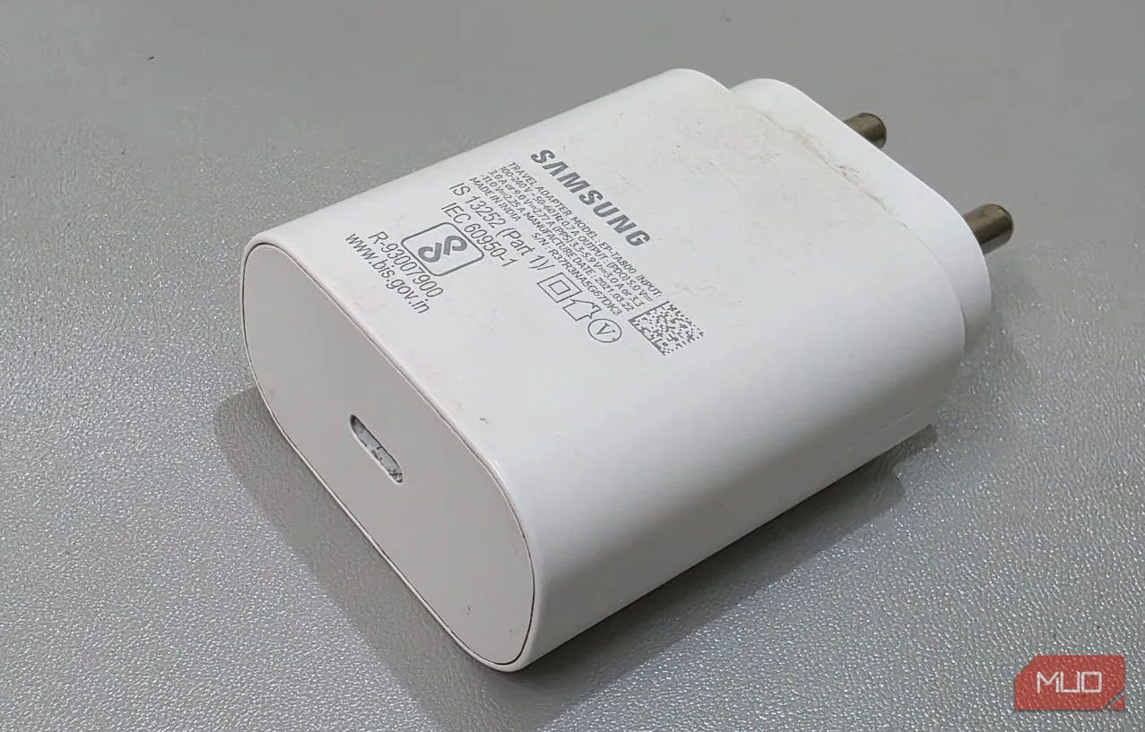 Cục sạc Samsung 25W đặt trên bàn làm việc, minh họa bộ sạc nhanh chuyên biệt
