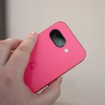 Cụm camera kép ở mặt lưng của điện thoại Google Pixel 9a