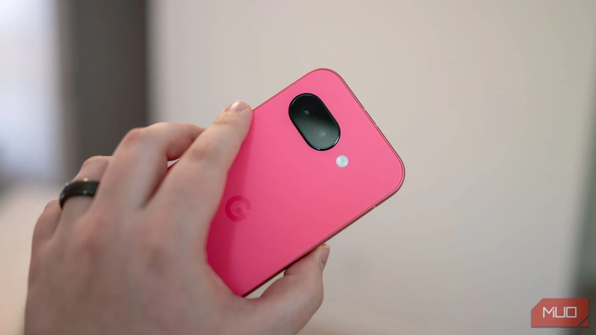 Cụm camera kép ở mặt lưng của điện thoại Google Pixel 9a