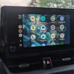 Danh sách các ứng dụng tương thích và có thể truy cập qua giao diện Android Auto trên màn hình xe hơi.