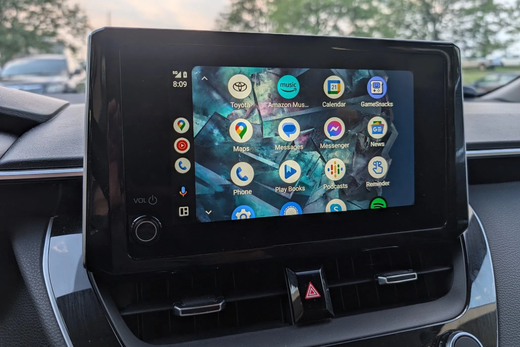 Danh sách các ứng dụng tương thích và có thể truy cập qua giao diện Android Auto trên màn hình xe hơi.