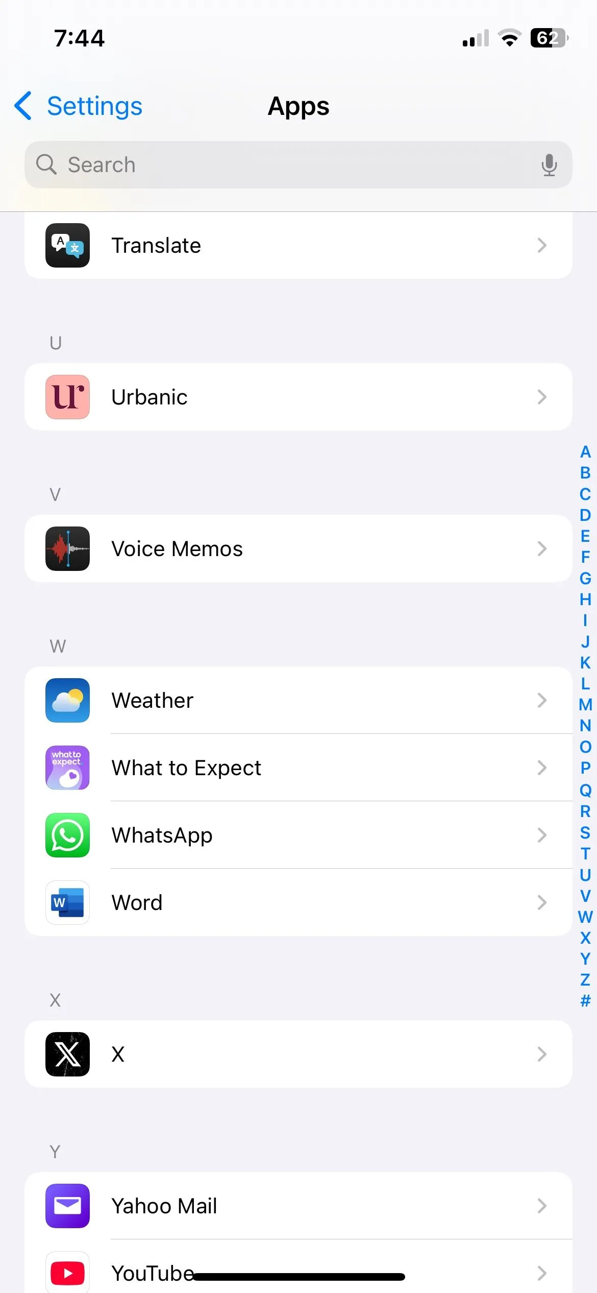 Danh sách ứng dụng trong phần Cài đặt của iPhone, chọn ứng dụng Ghi âm để điều chỉnh