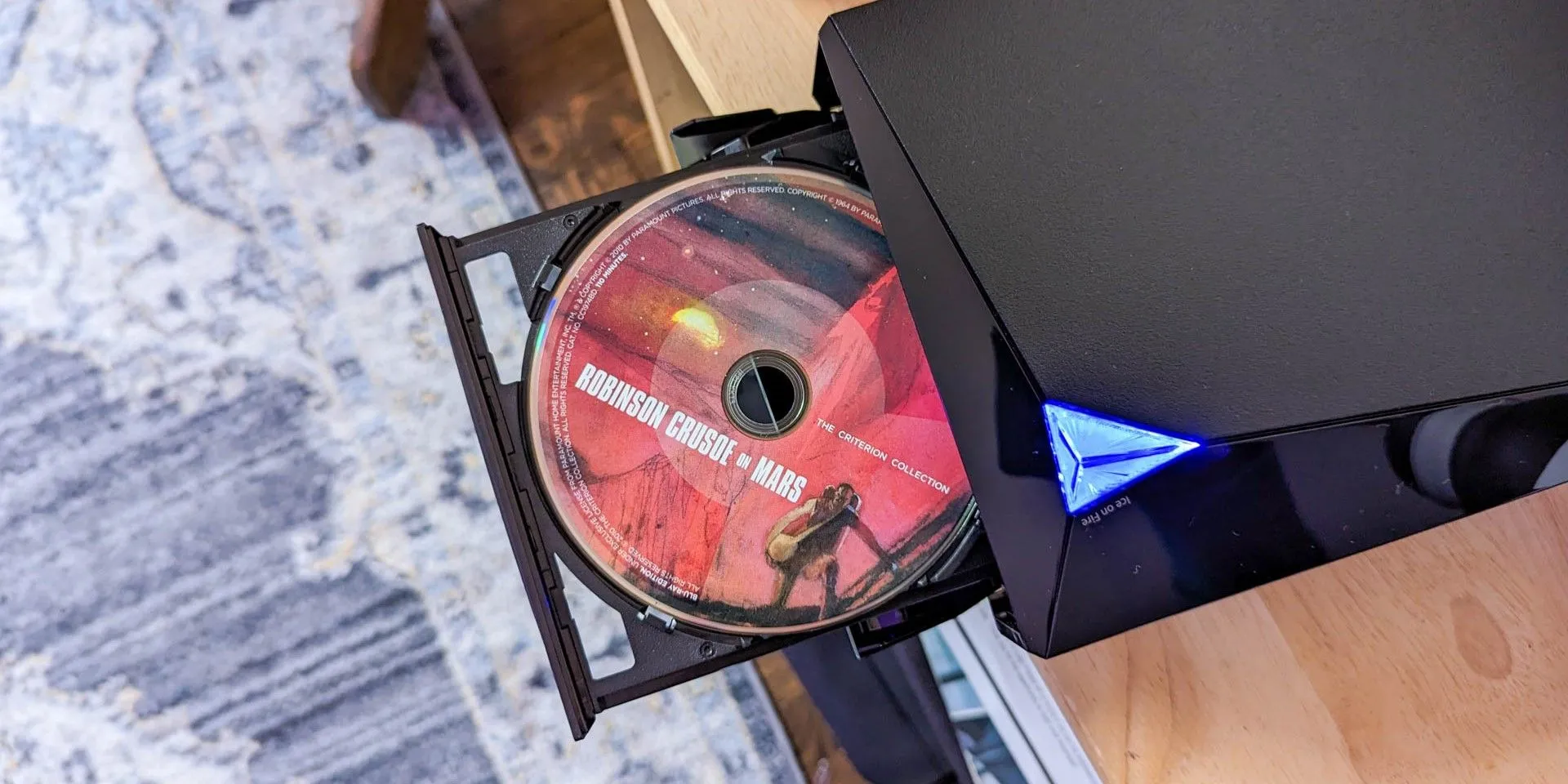 Đầu đĩa DVD Asus đang mở khay đĩa, sẵn sàng kết nối với màn hình máy tính để xem phim giải trí
