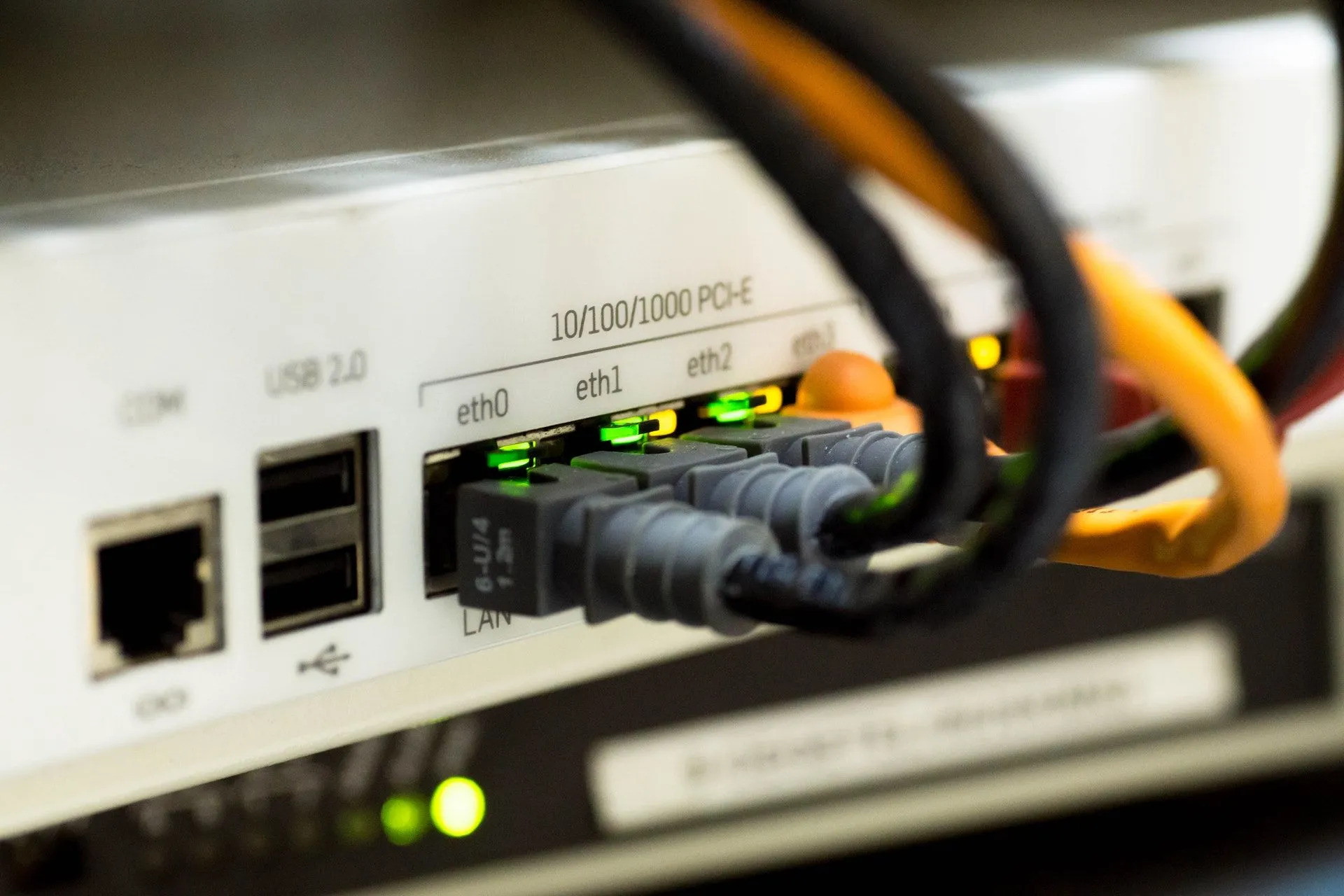 Dây cáp Ethernet kết nối trực tiếp với modem hoặc router, biểu tượng cho kết nối mạng ổn định và tốc độ cao.