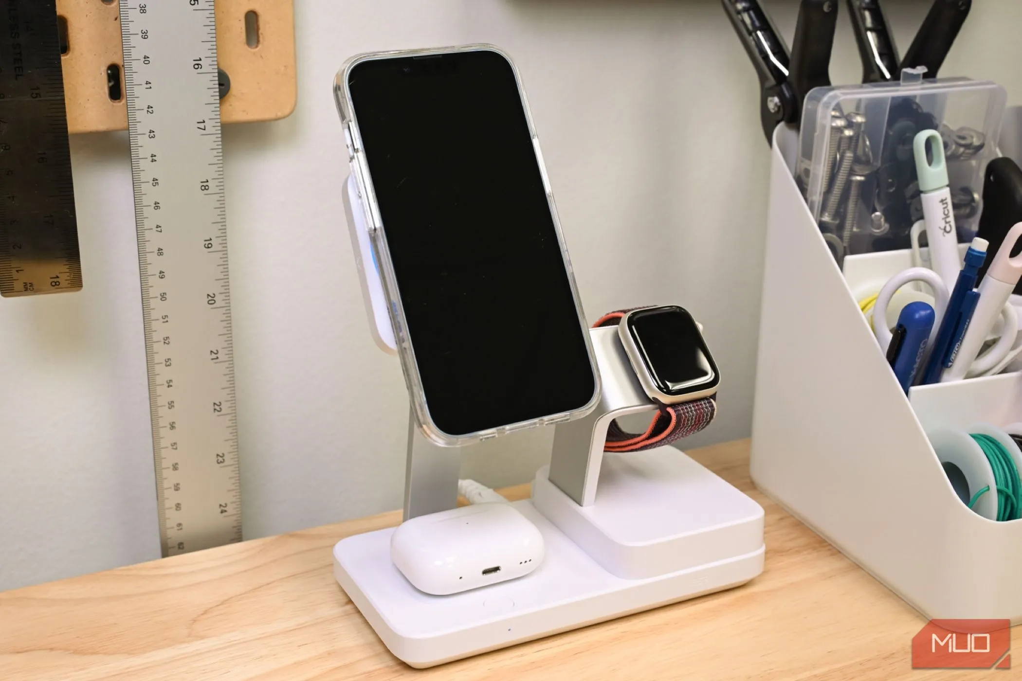 Đế sạc không dây đa thiết bị ESR 6-trong-1 sạc iPhone, AirPods và Apple Watch