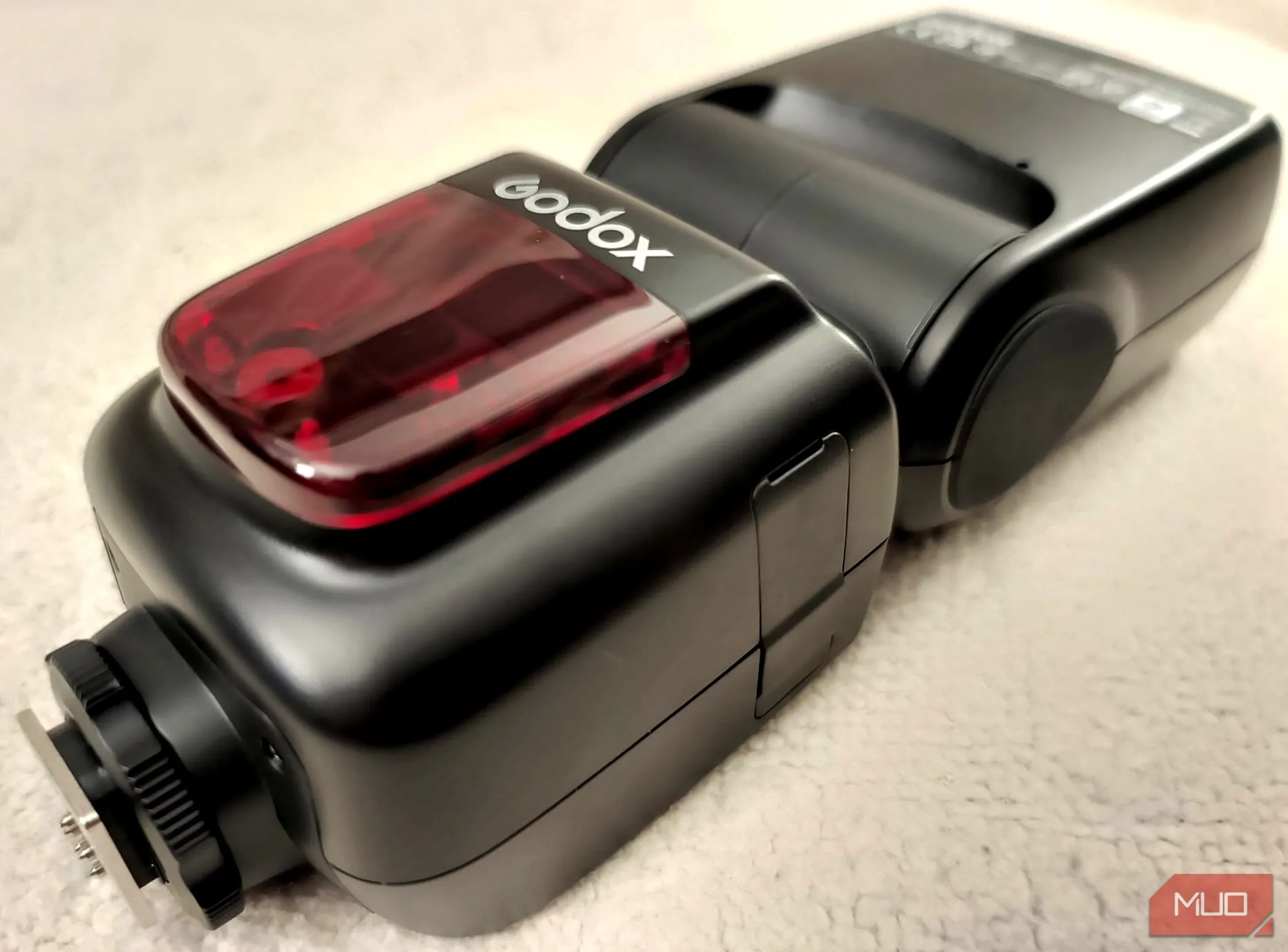 Đèn flash rời Godox V860II-C với thiết kế chắc chắn và bền bỉ