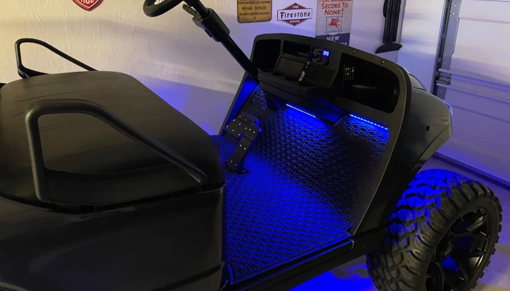 Đèn LED nội thất Nilight nhiều màu sắc được lắp đặt tạo ánh sáng ambient độc đáo cho khoang xe.