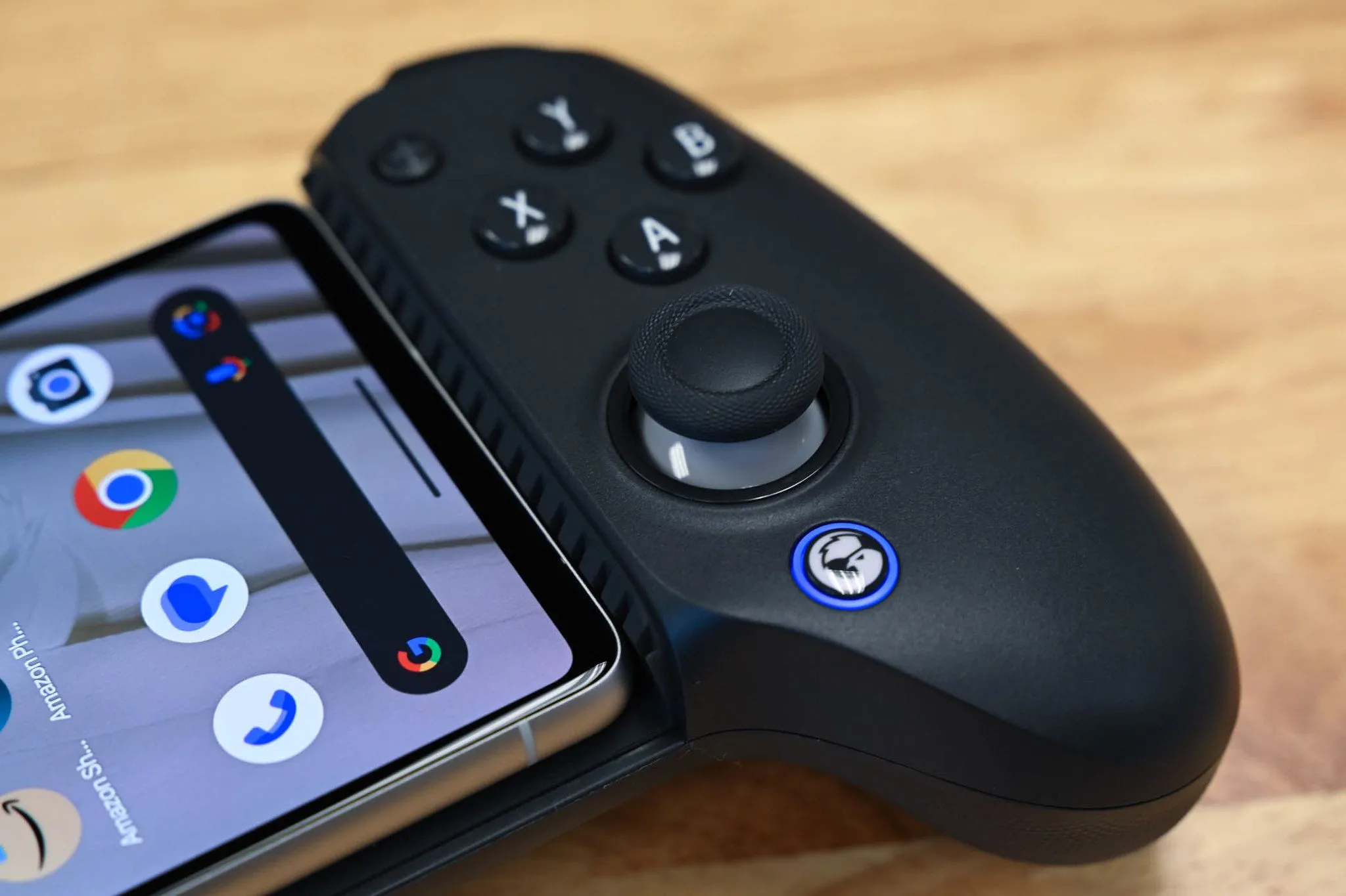 Đèn LED sáng trên tay cầm chơi game di động không dây G8+ Galileo, minh họa việc kết nối phụ kiện chơi game qua cổng USB với điện thoại Samsung.