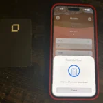 Điện thoại Android đang đọc thông tin từ thẻ ngân hàng qua kết nối NFC để thêm vào Google Wallet