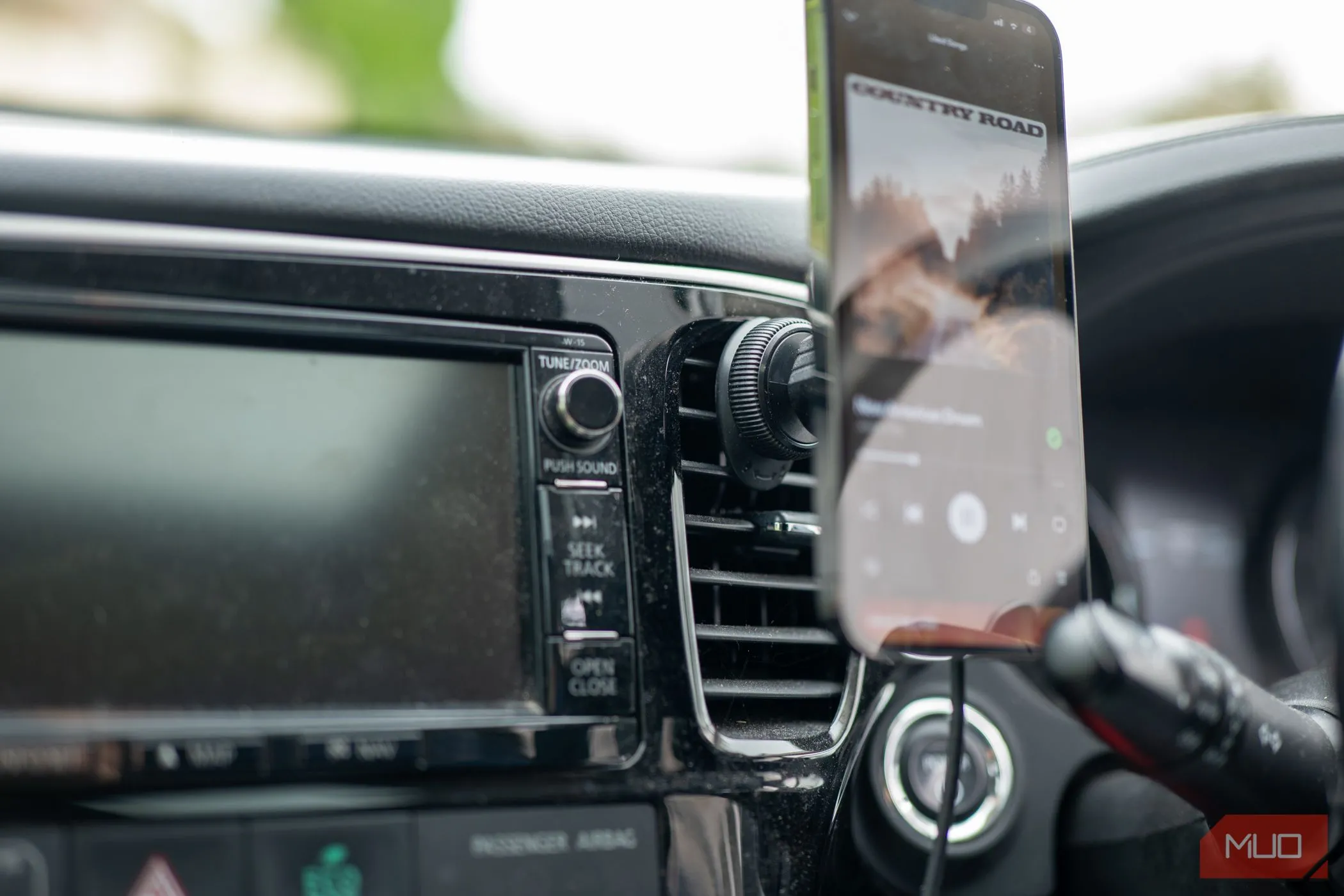 Điện thoại Android được gắn trên giá đỡ Pitaka trong xe ô tô, minh họa sử dụng làm camera hành trình.