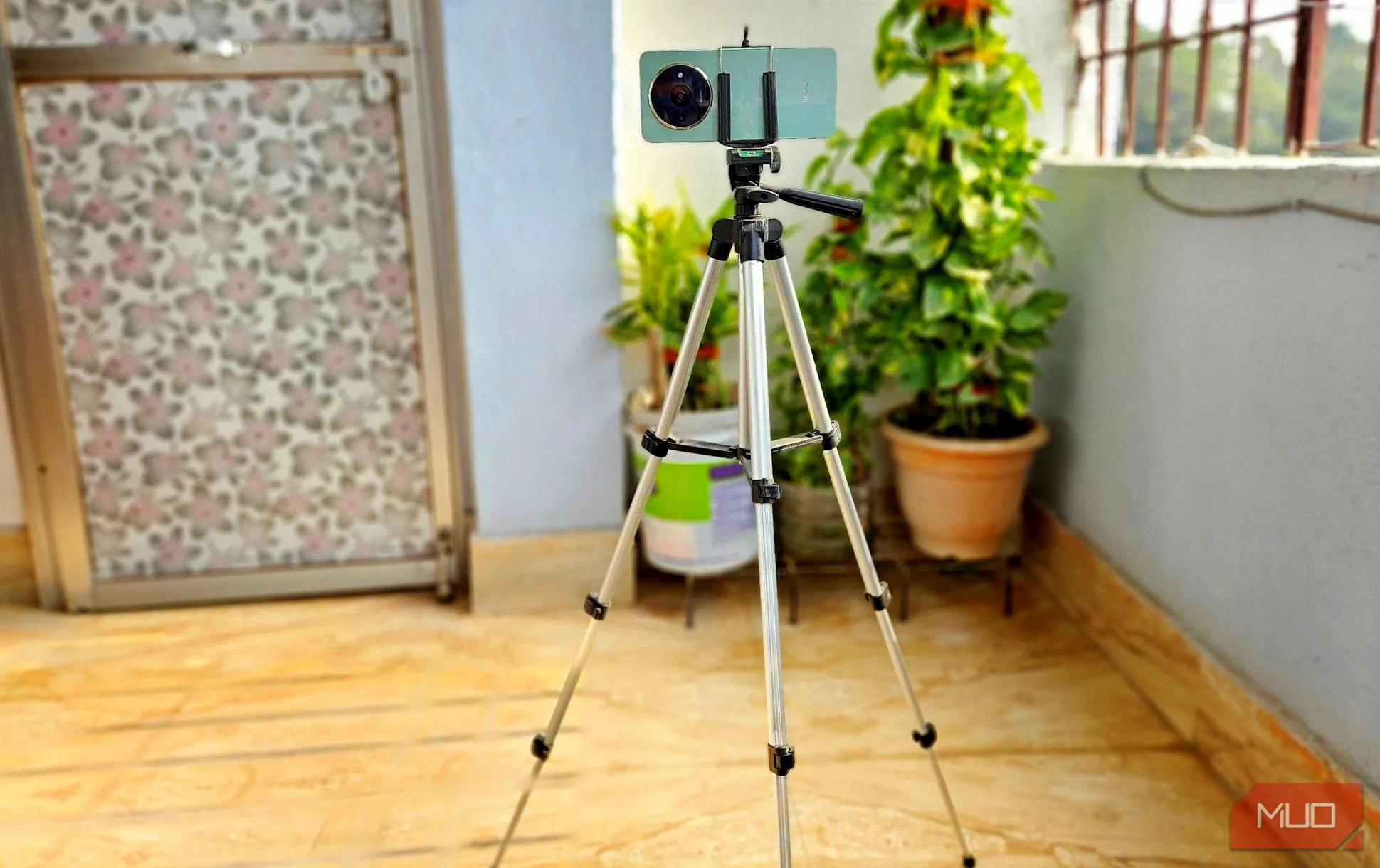 Điện thoại được đặt trên tripod để chụp ảnh đêm phơi sáng, giảm thiểu rung lắc