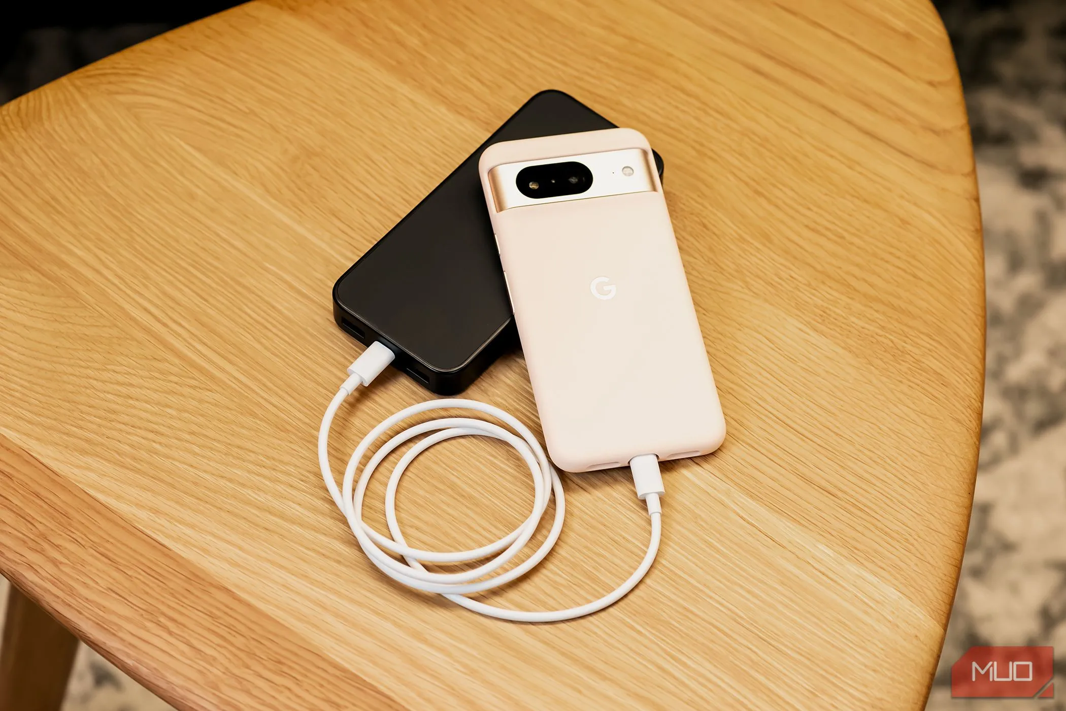 Điện thoại Google Pixel 8 đang được sạc pin