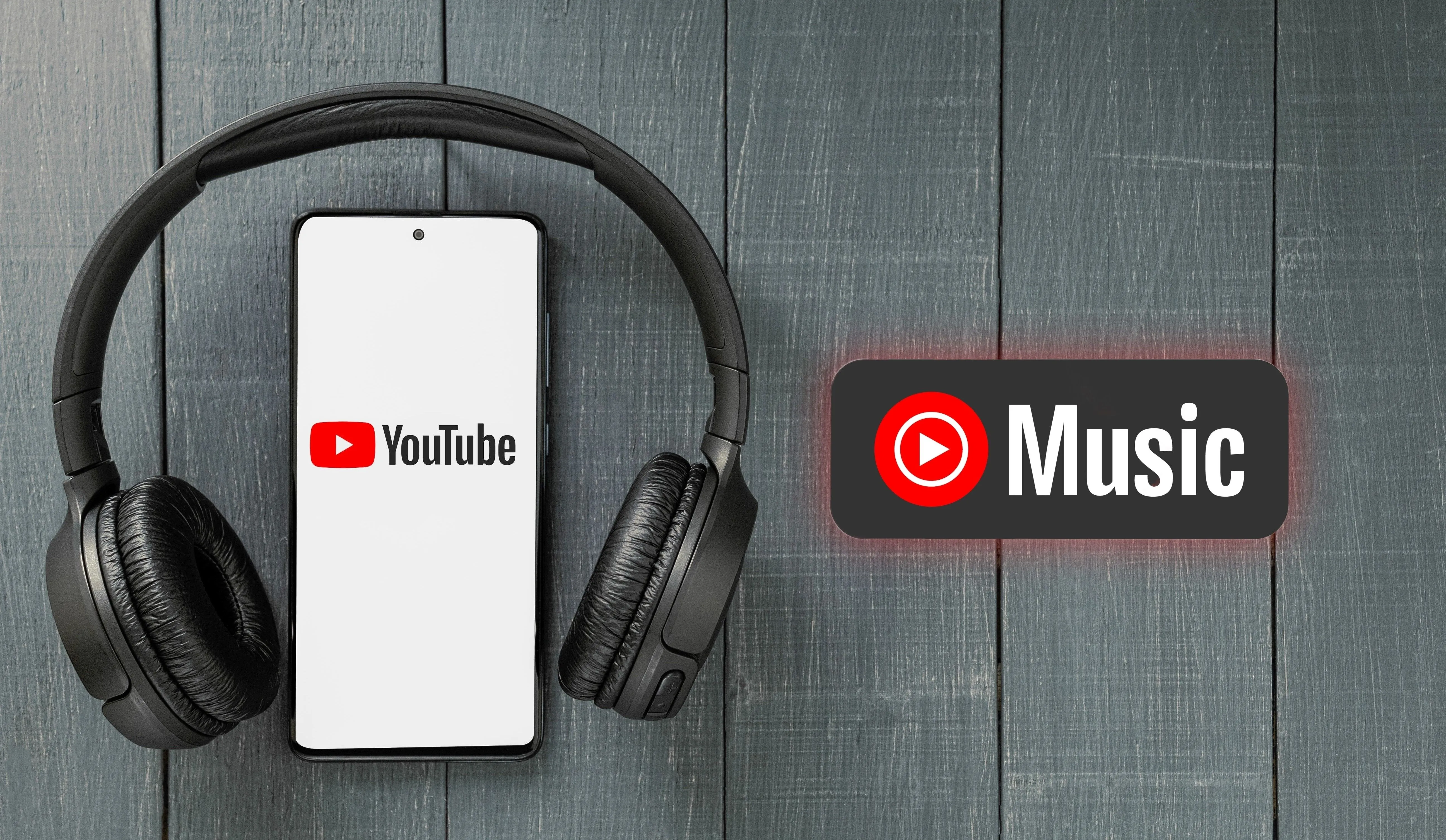 Điện thoại hiển thị biểu tượng YouTube Music và tai nghe, minh họa khả năng kết nối YouTube Music với Google Maps
