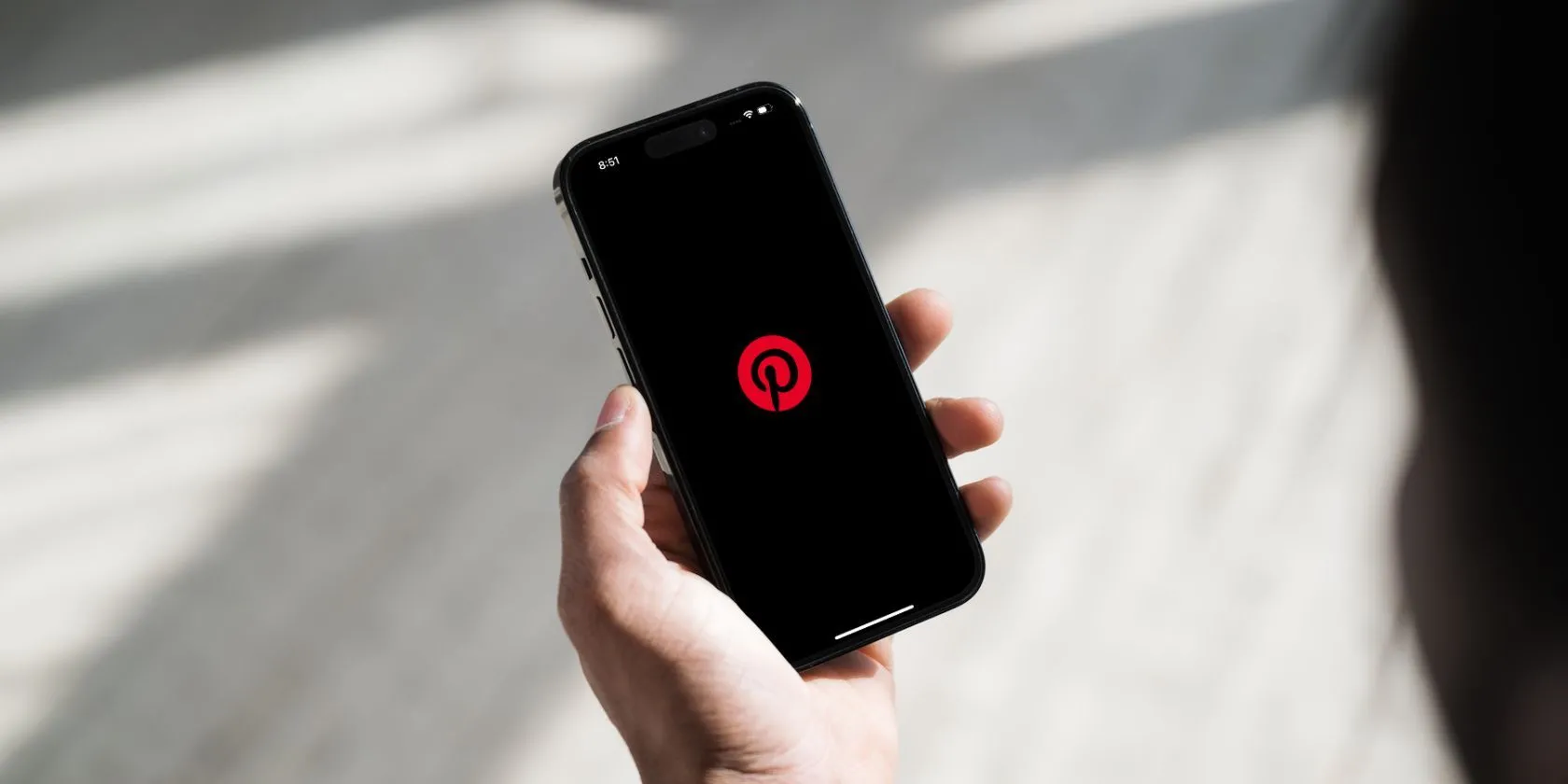 Điện thoại hiển thị giao diện Dark Mode của Pinterest trên màn hình OLED