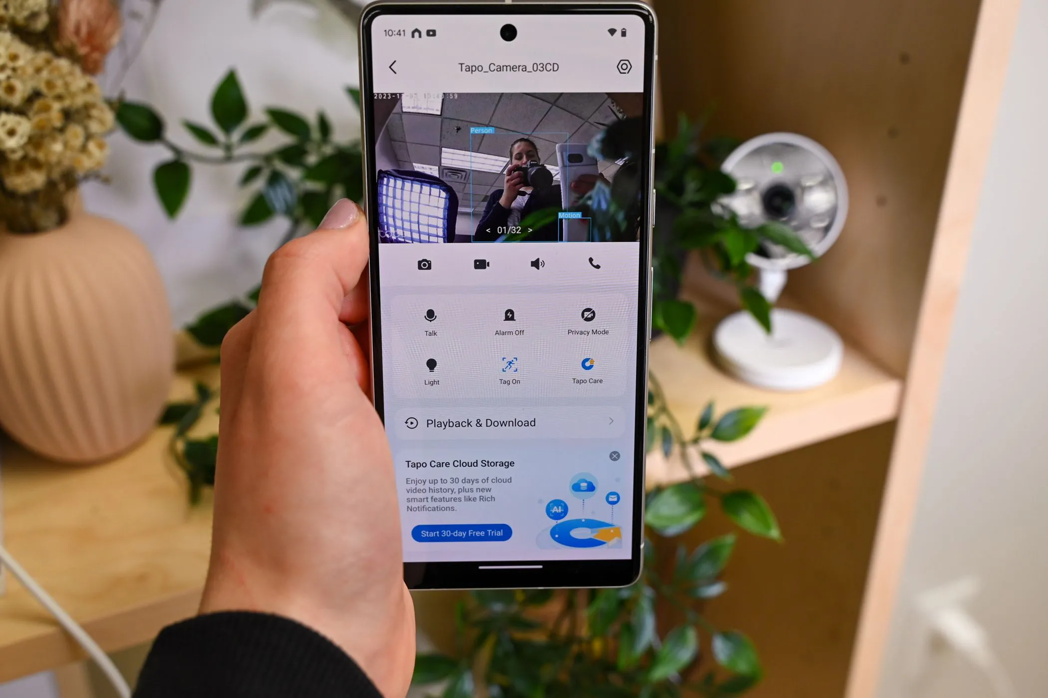 Điện thoại hiển thị giao diện ứng dụng camera an ninh Tapo, minh họa việc biến điện thoại cũ thành camera giám sát.