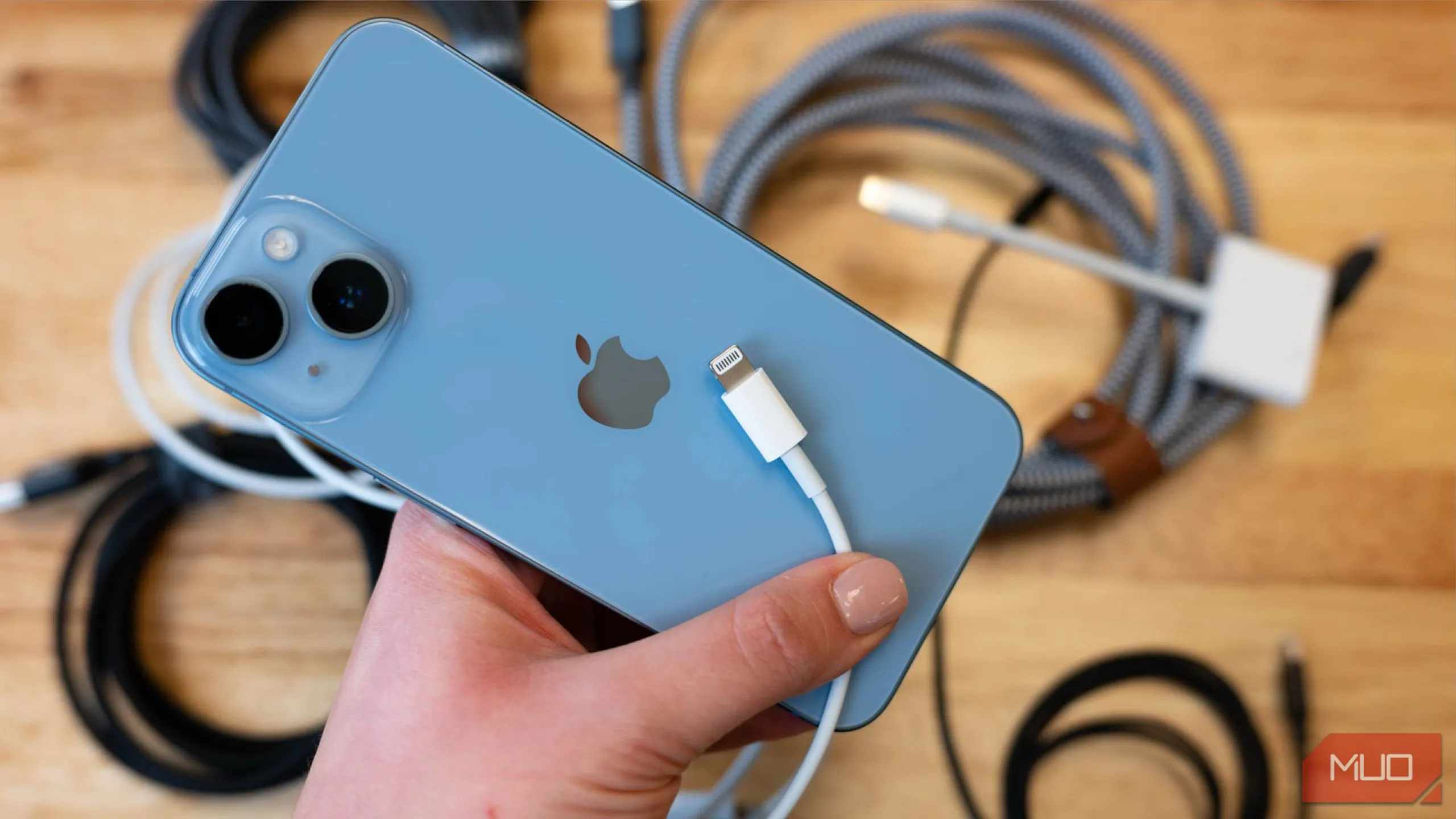 Điện thoại iPhone 13 với cáp sạc minh họa thói quen sạc nhanh hàng ngày