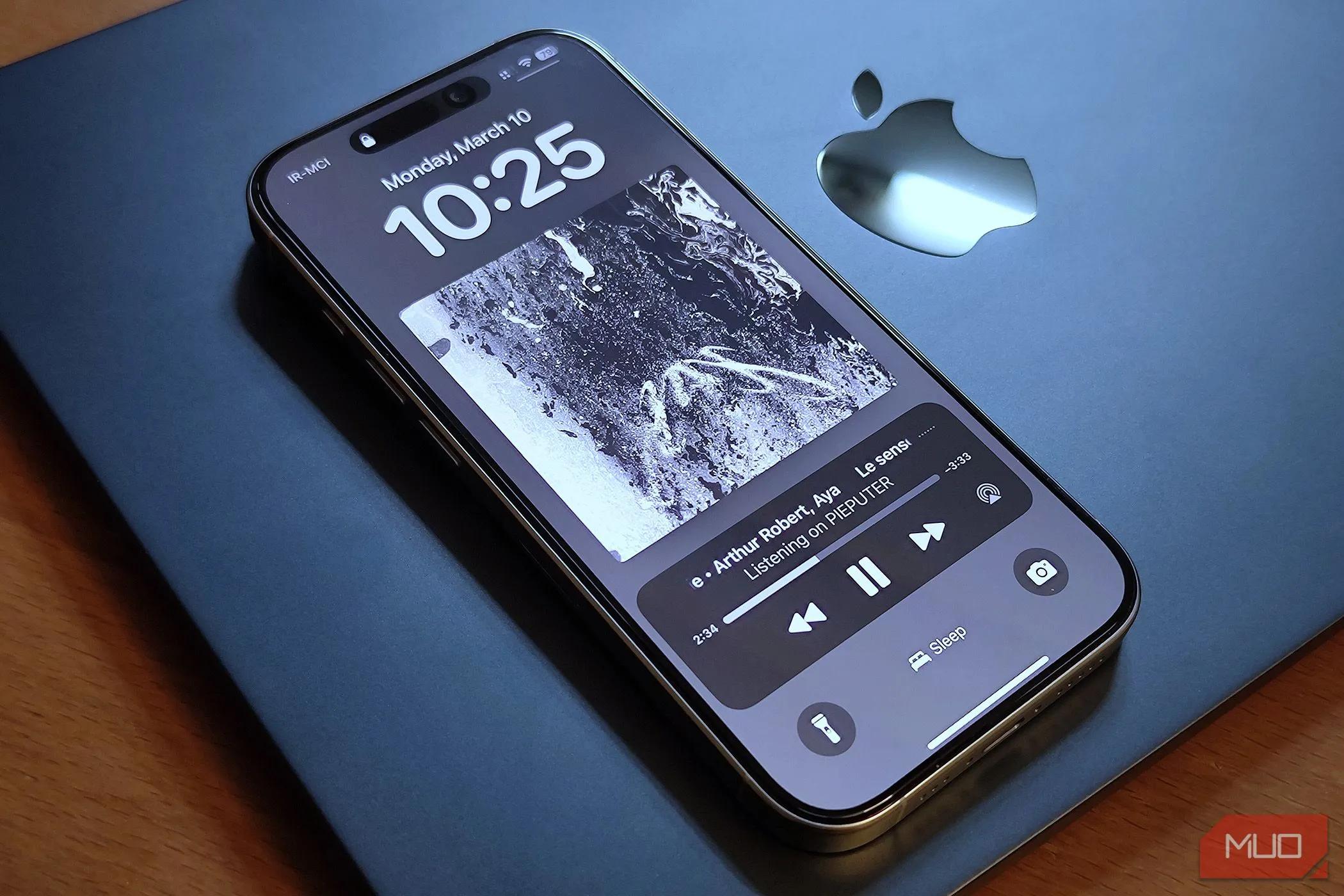 Điện thoại iPhone 16 Pro đặt cạnh MacBook Air, minh họa sự cần thiết của ốp lưng bảo vệ cho thiết bị công nghệ