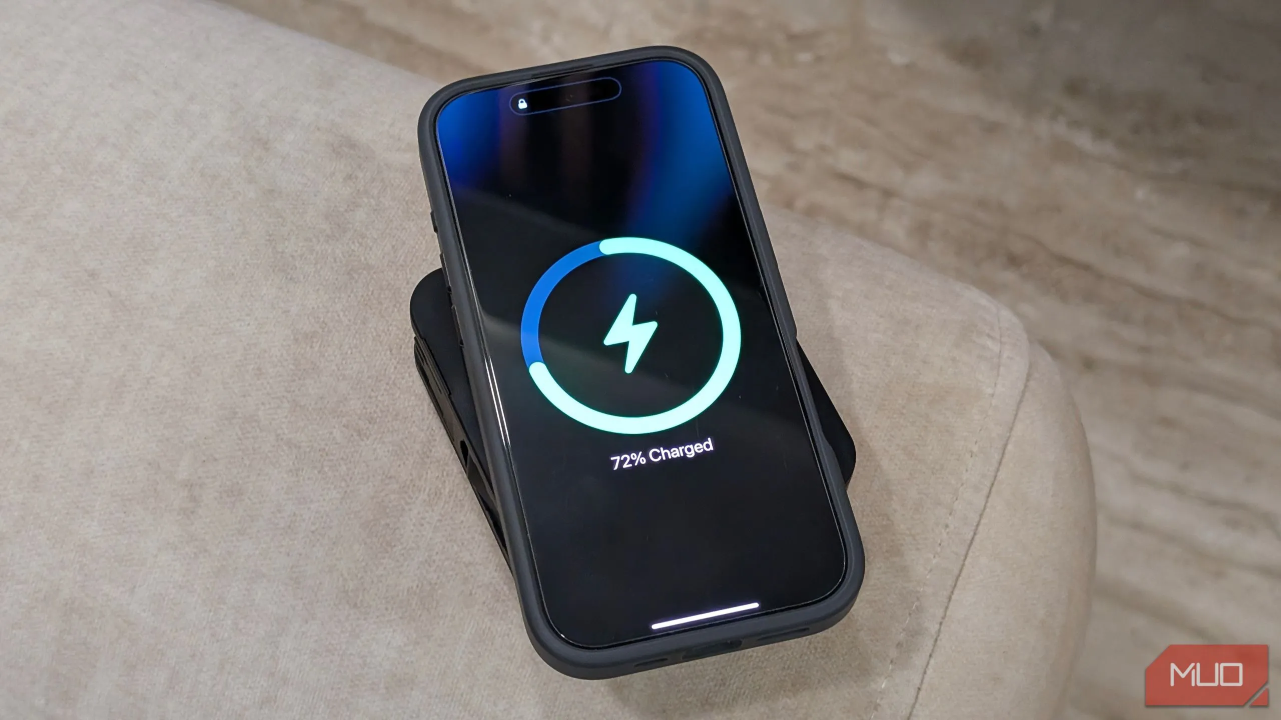 Điện thoại iPhone đang sạc không dây chuẩn Qi2 trên bề mặt InfinaCore P3 Pro