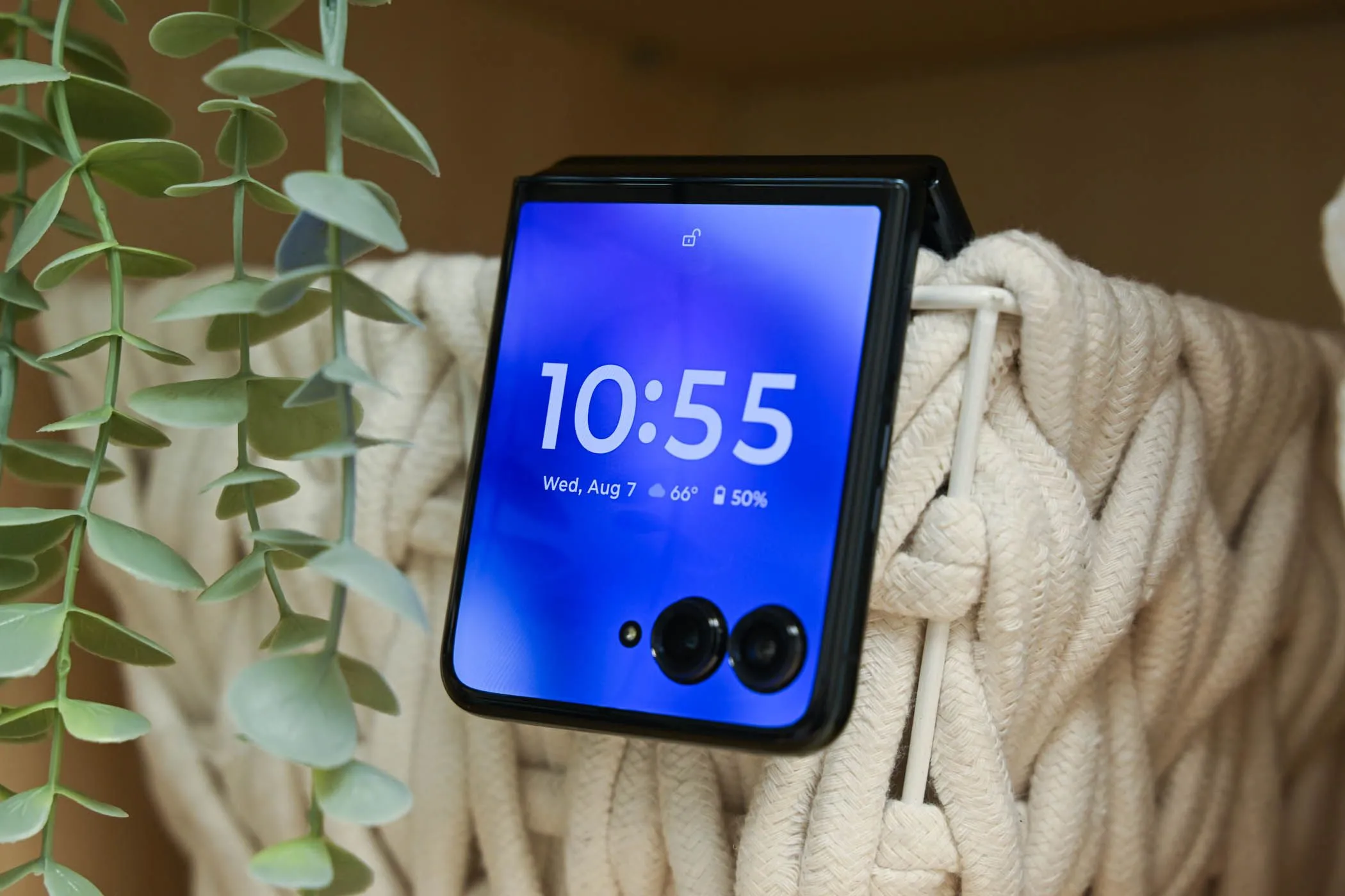 Điện thoại Motorola Razr+ đang gập với màn hình phụ hiển thị thông tin