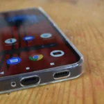 Điện thoại Nothing Phone 1 trong ốp lưng trong suốt với cổng sạc
