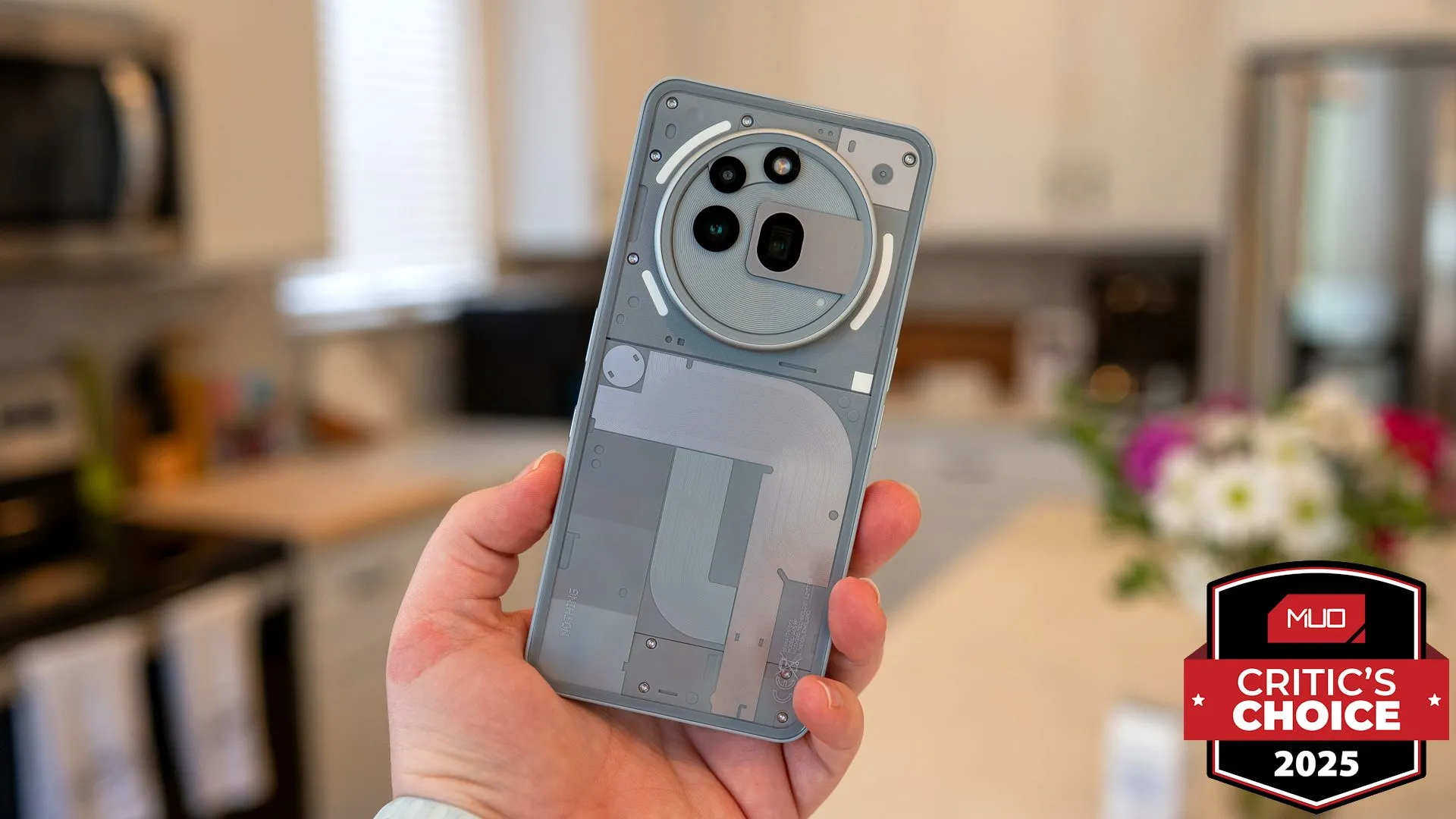 Điện thoại Nothing Phone (3a) Pro trong tay người dùng tại MWC 2025