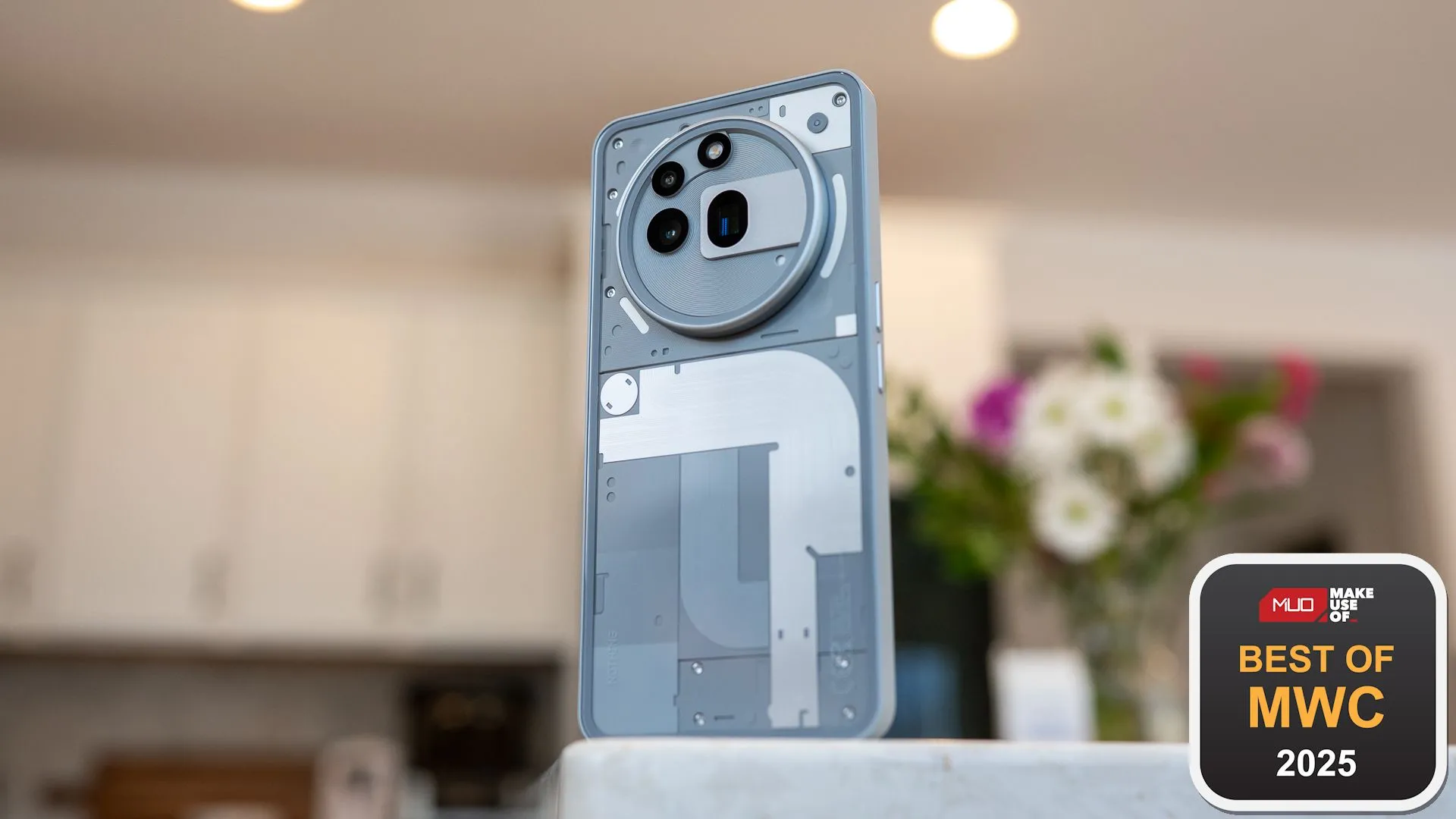 Điện thoại Nothing Phone (3a) Pro với thiết kế trong suốt và giao diện Glyph đèn LED quanh cụm camera, nhận giải thưởng tại MWC 2025.