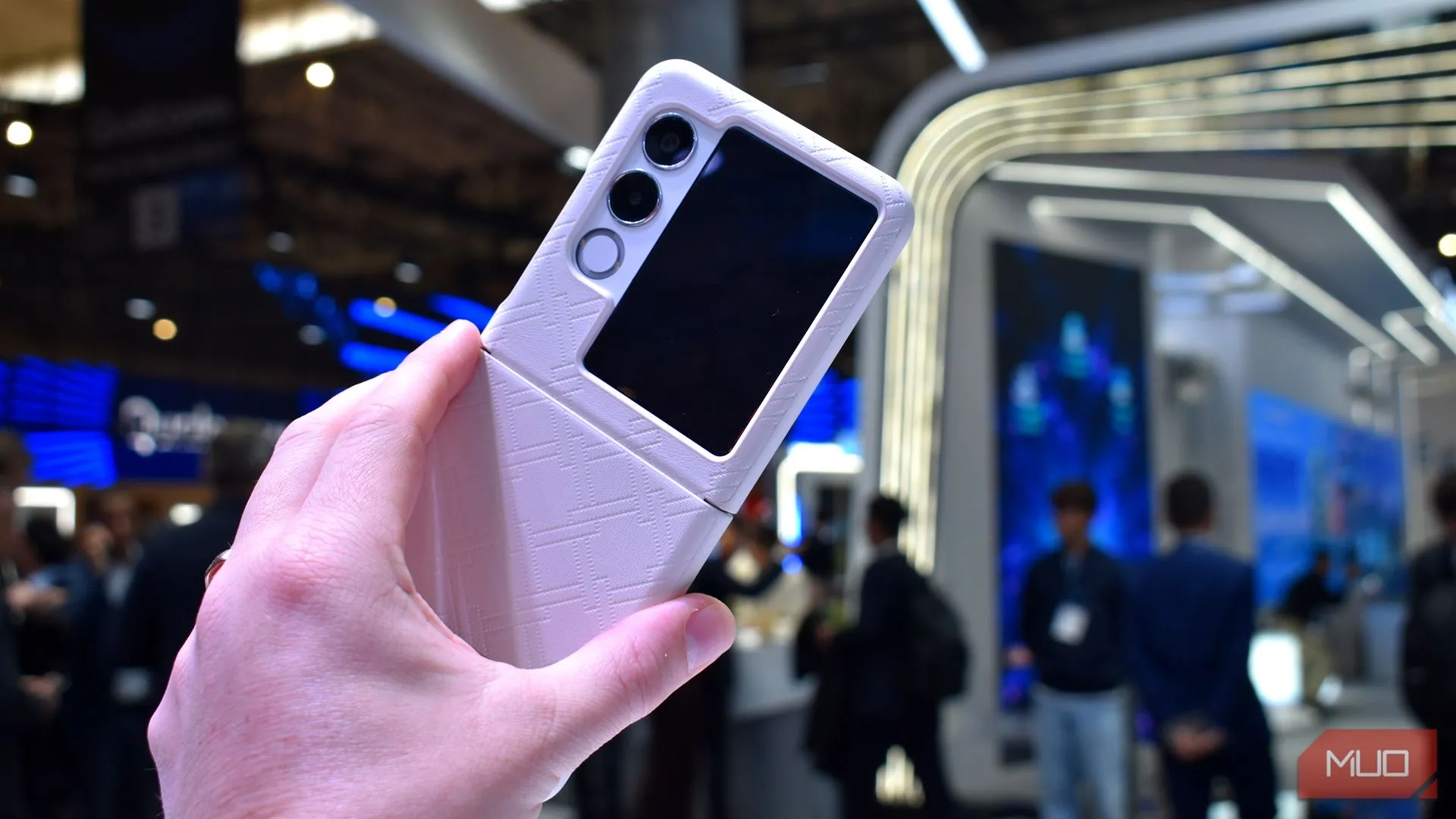 Điện thoại Nubia Flip 2 gập lại, nhìn từ mặt sau tại MWC 2025