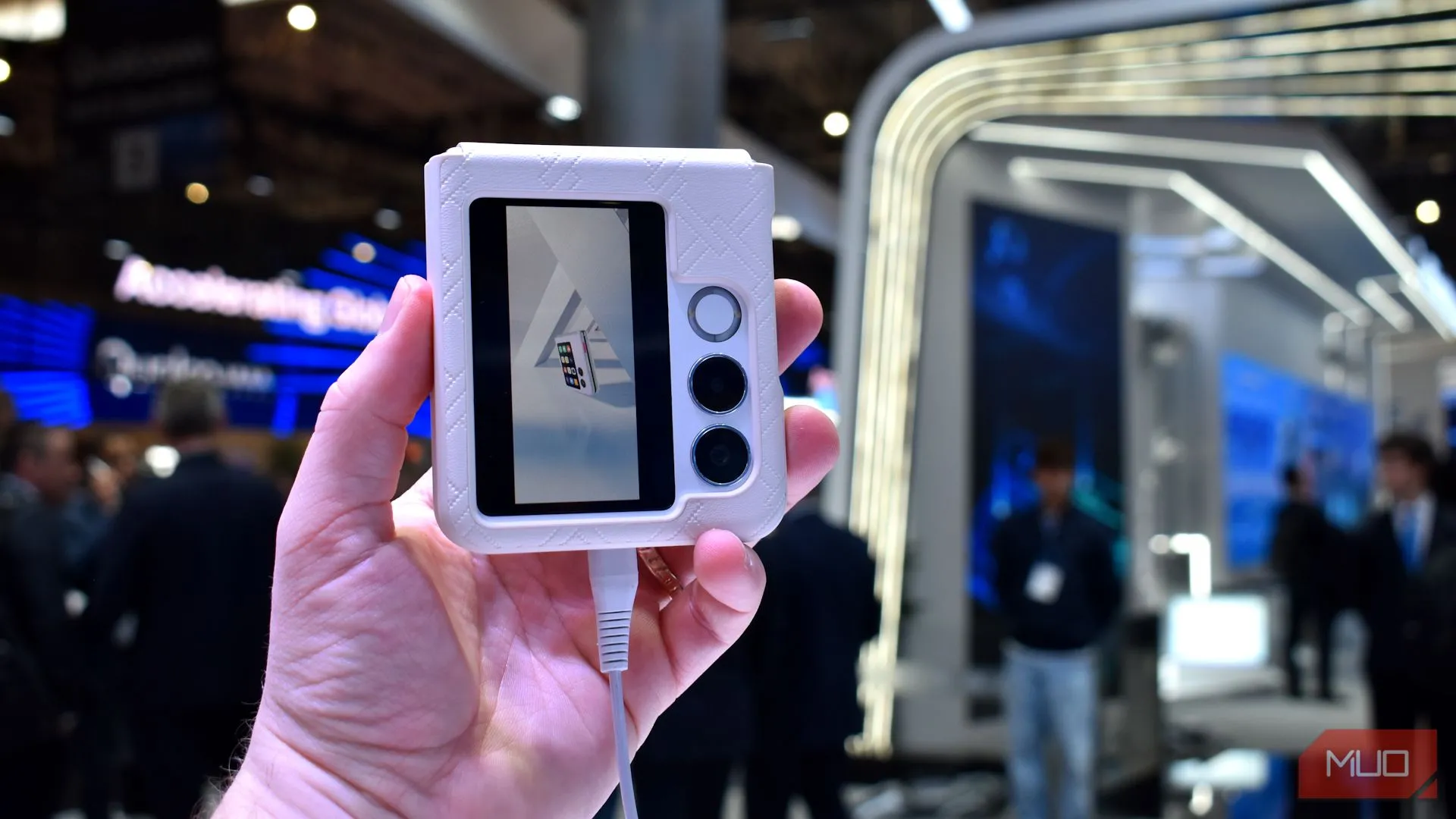 Điện thoại Nubia Flip 2 gập lại, nhìn từ mặt trước tại MWC 2025