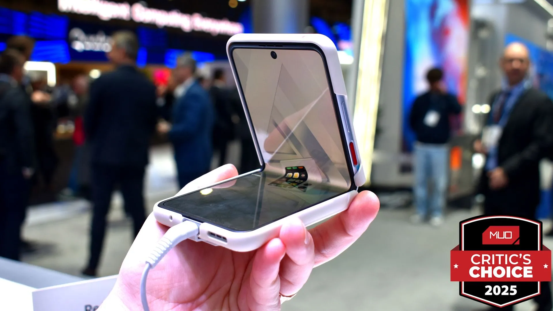 Điện thoại Nubia Flip 2 gập một nửa tại MWC 2025