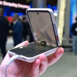 Điện thoại Nubia Flip 2 gập một nửa thể hiện màn hình và độ mỏng, minh họa hiệu suất smartphone bị giảm khi bật chế độ tiết kiệm pin.