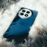 Điện thoại OnePlus 13 đặt trên thảm trắng, làm nổi bật thiết kế