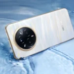 Điện thoại Realme 14 Pro Plus với mặt lưng đổi màu từ trắng sang xanh