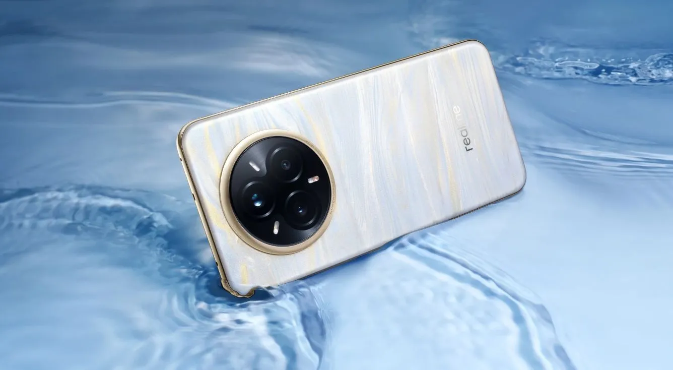 Điện thoại Realme 14 Pro Plus với mặt lưng đổi màu từ trắng sang xanh