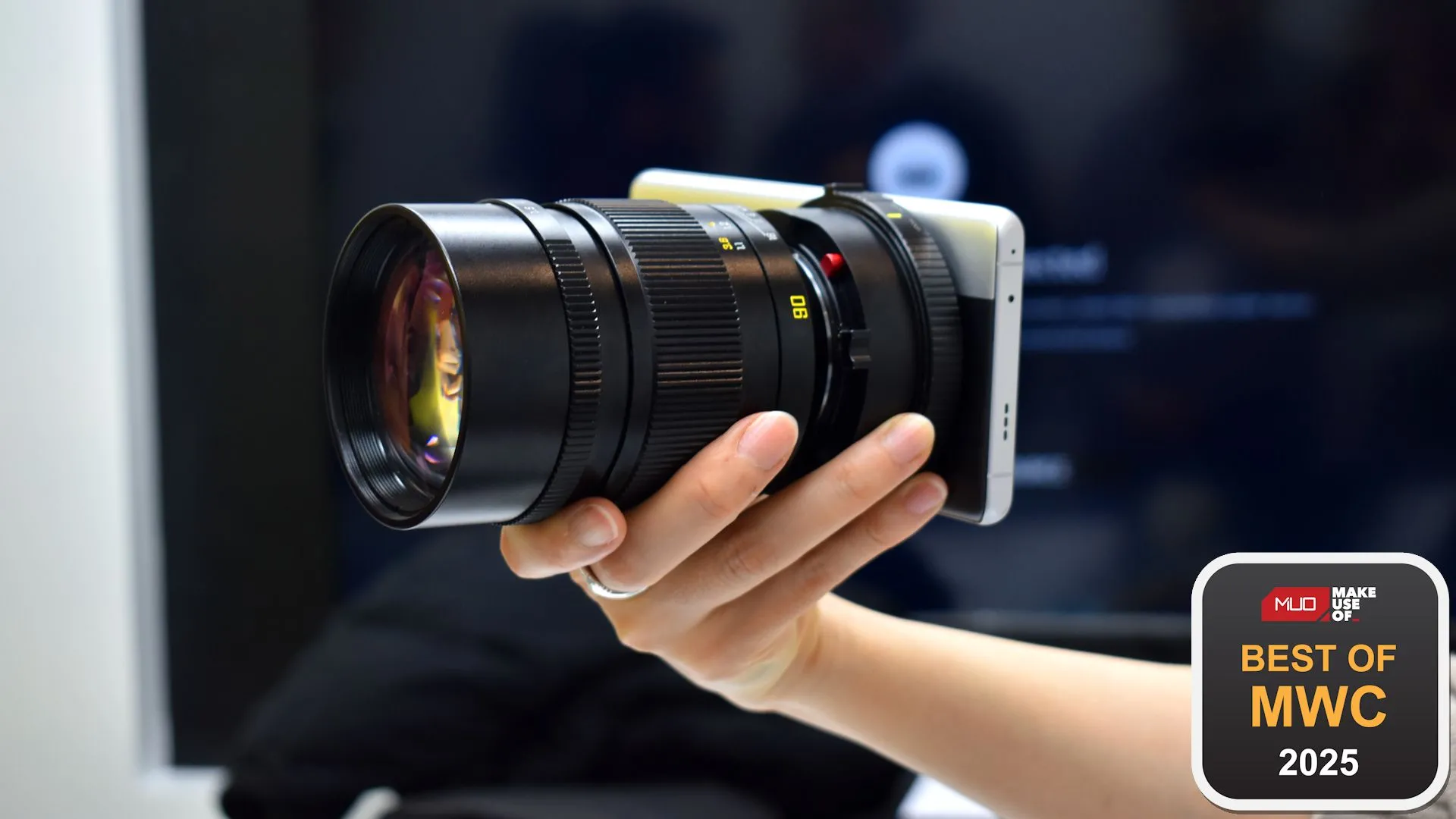 Điện thoại Realme Ultra Concept màu đen với ống kính Leica M-Mount gắn ngoài, biến smartphone thành máy ảnh chuyên nghiệp, tại MWC 2025.